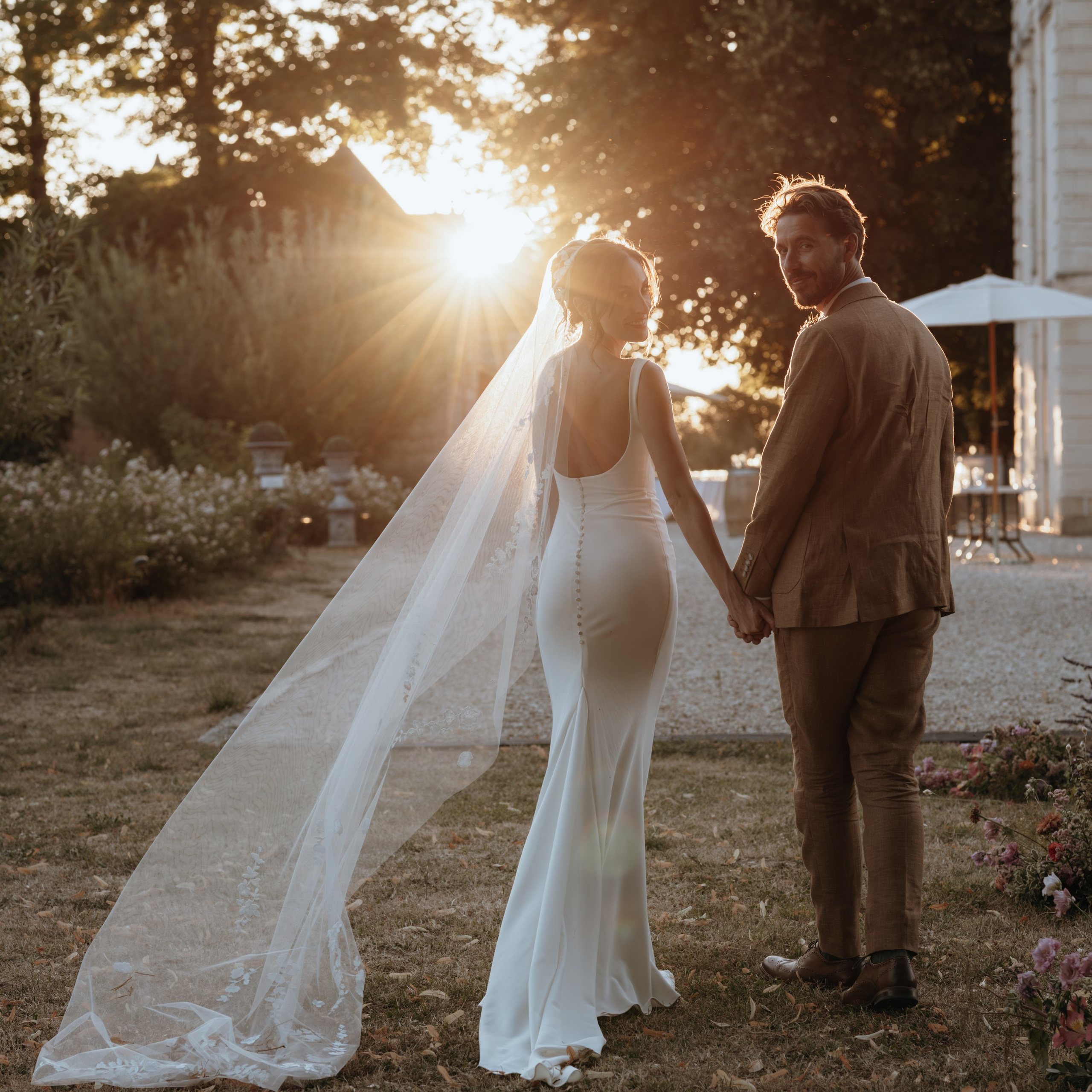 femme portrait au couché de soleil en pays de la loire sur la plage