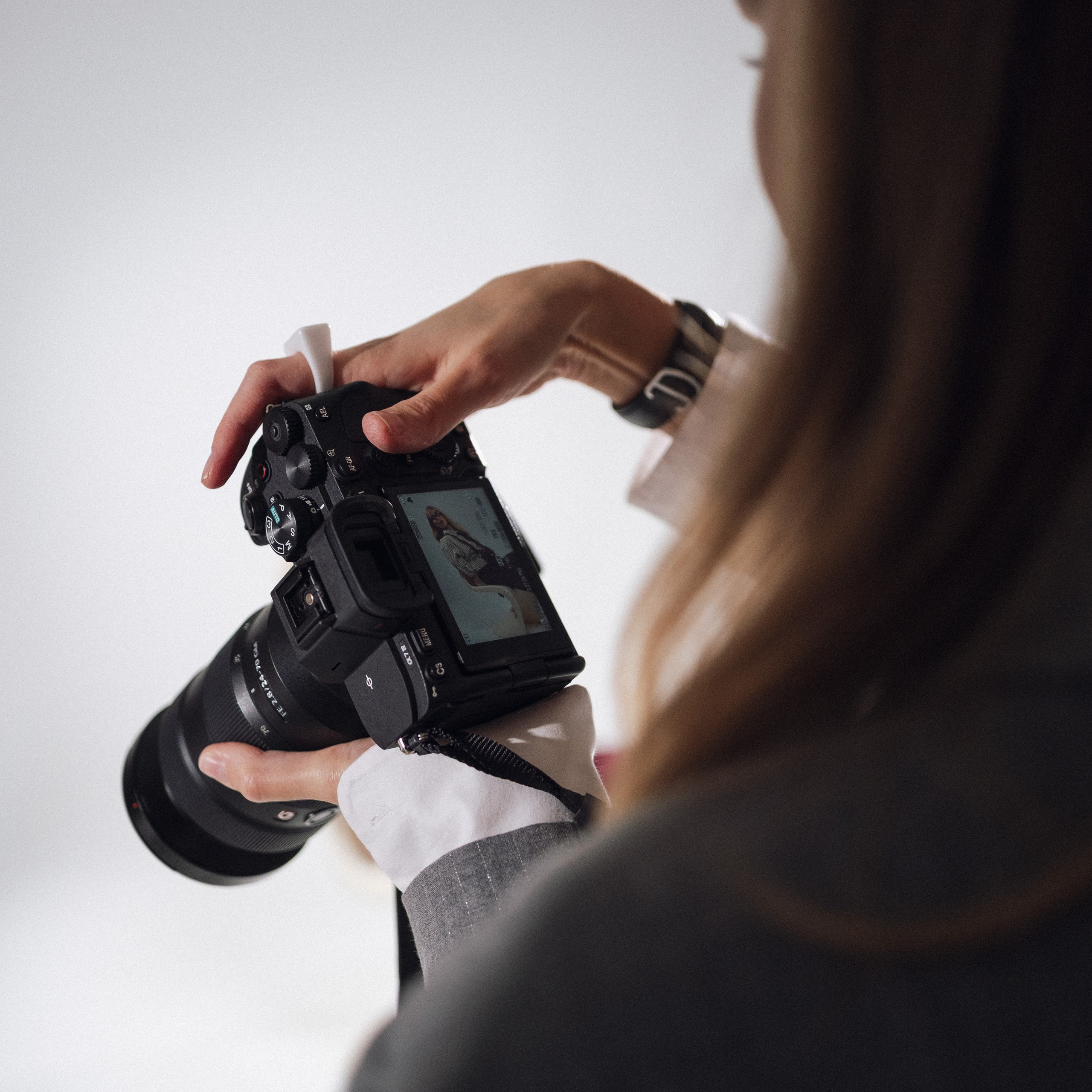Professionelles Fotoshooting mit Studioblitz und Oktabox – Stundenbuchung Fotostudio Aesthetic Space München