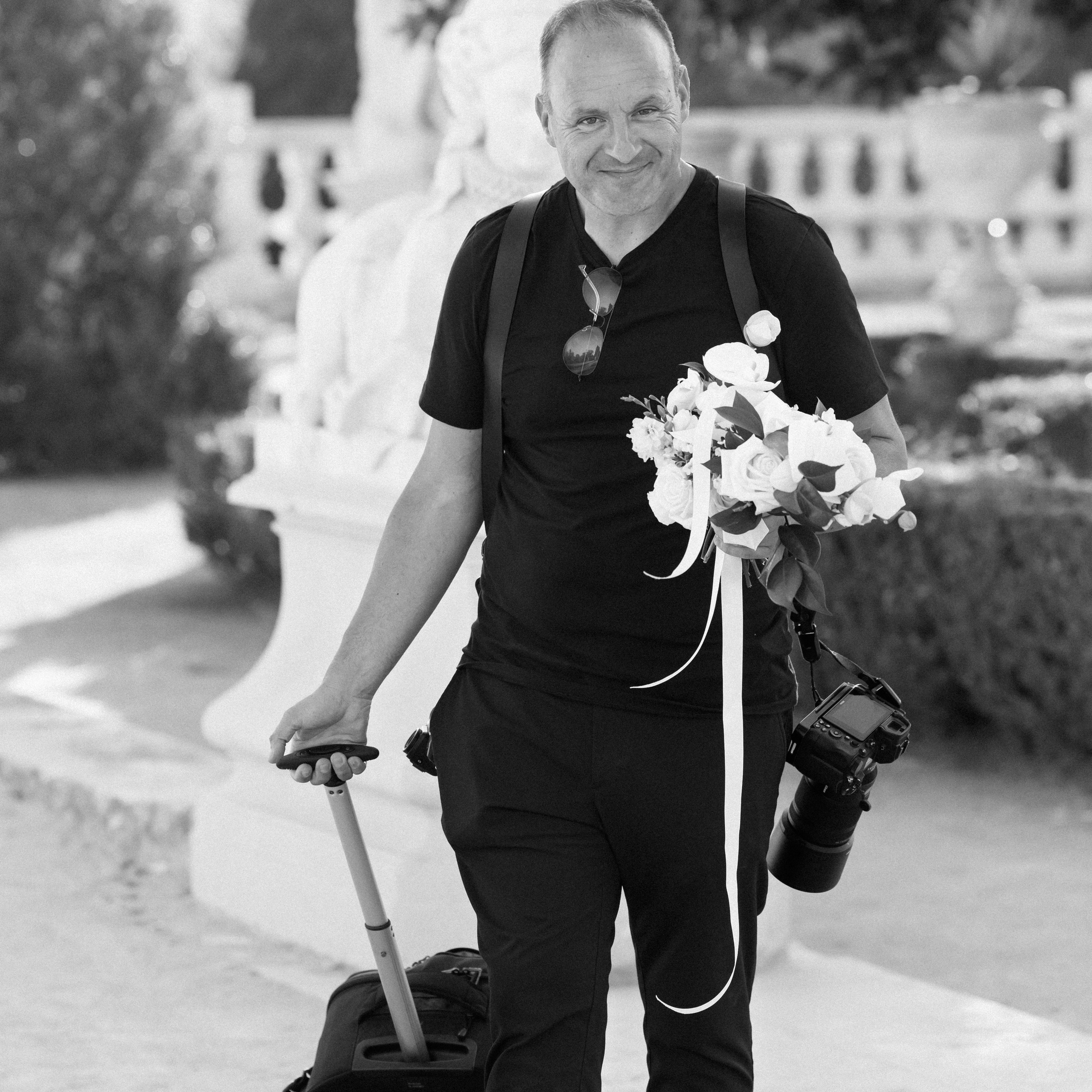 Fotógrafo de casamentos a captar momento emotivo da noiva em Lisboa Wedding photographer in Lisbon capturing an emotional moment of the bride.