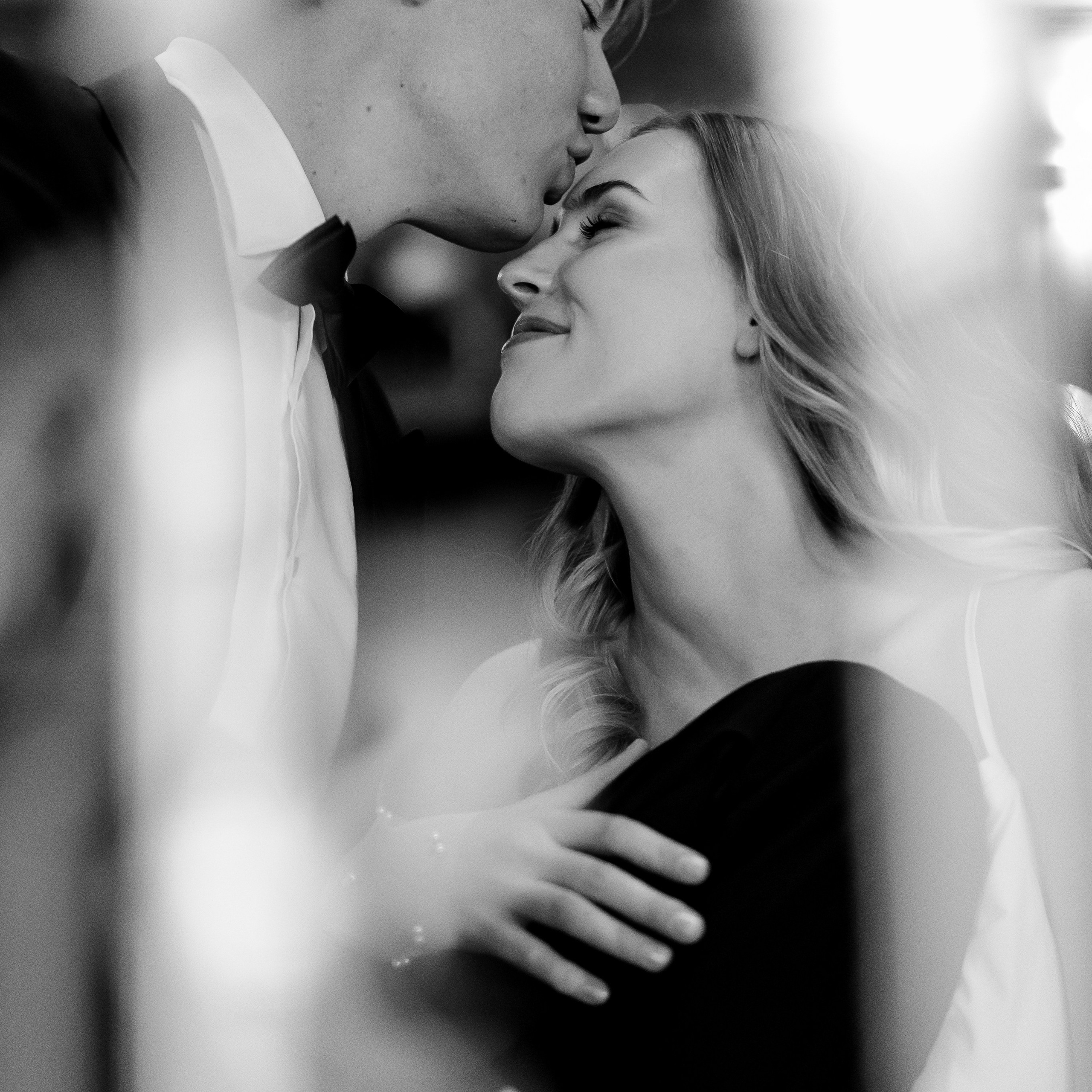 Bräutigam küsst Braut zärtlich auf die Wange – Hochzeitsfotograf Berlin | Nataliia Schütze