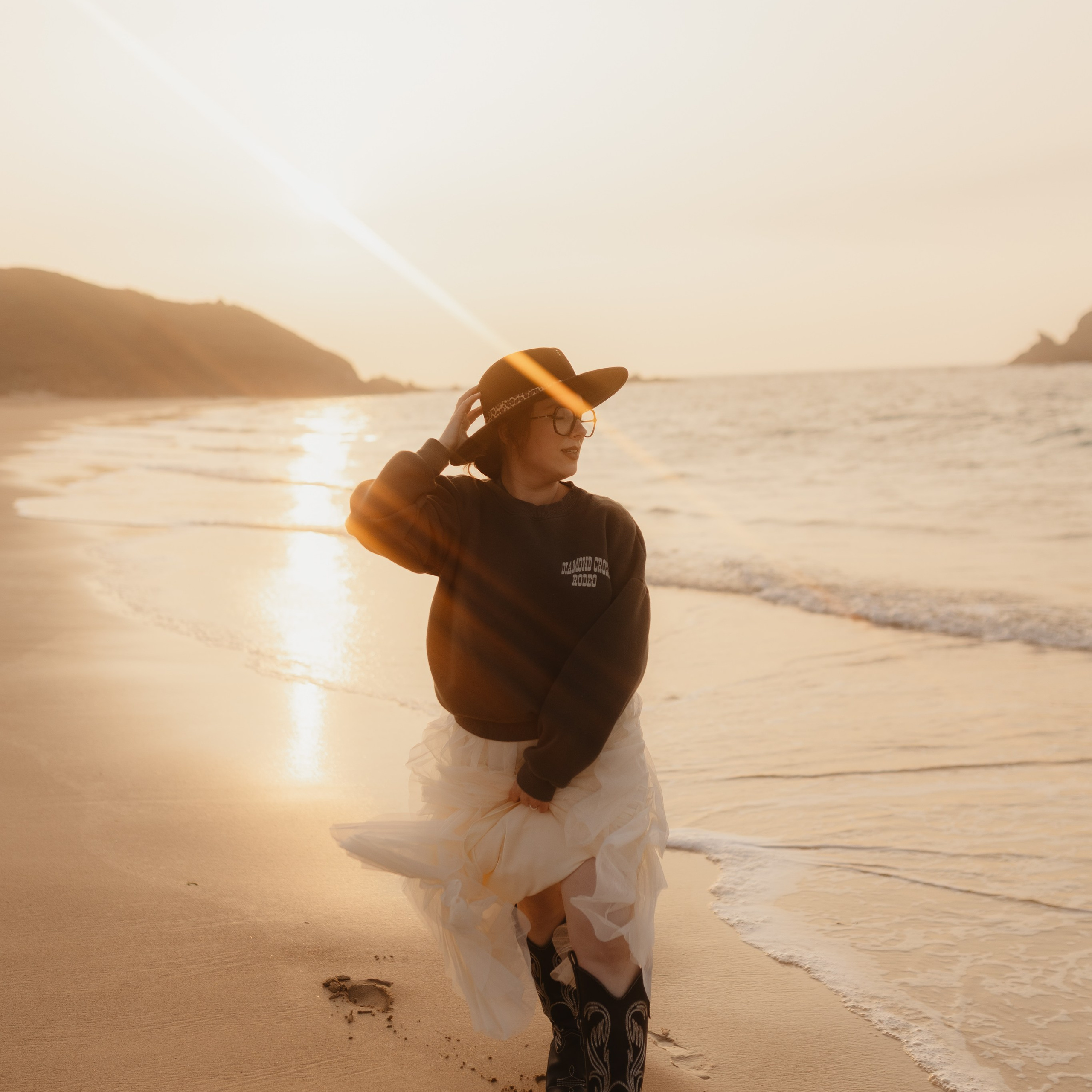femme portrait au couché de soleil en pays de la loire sur la plage