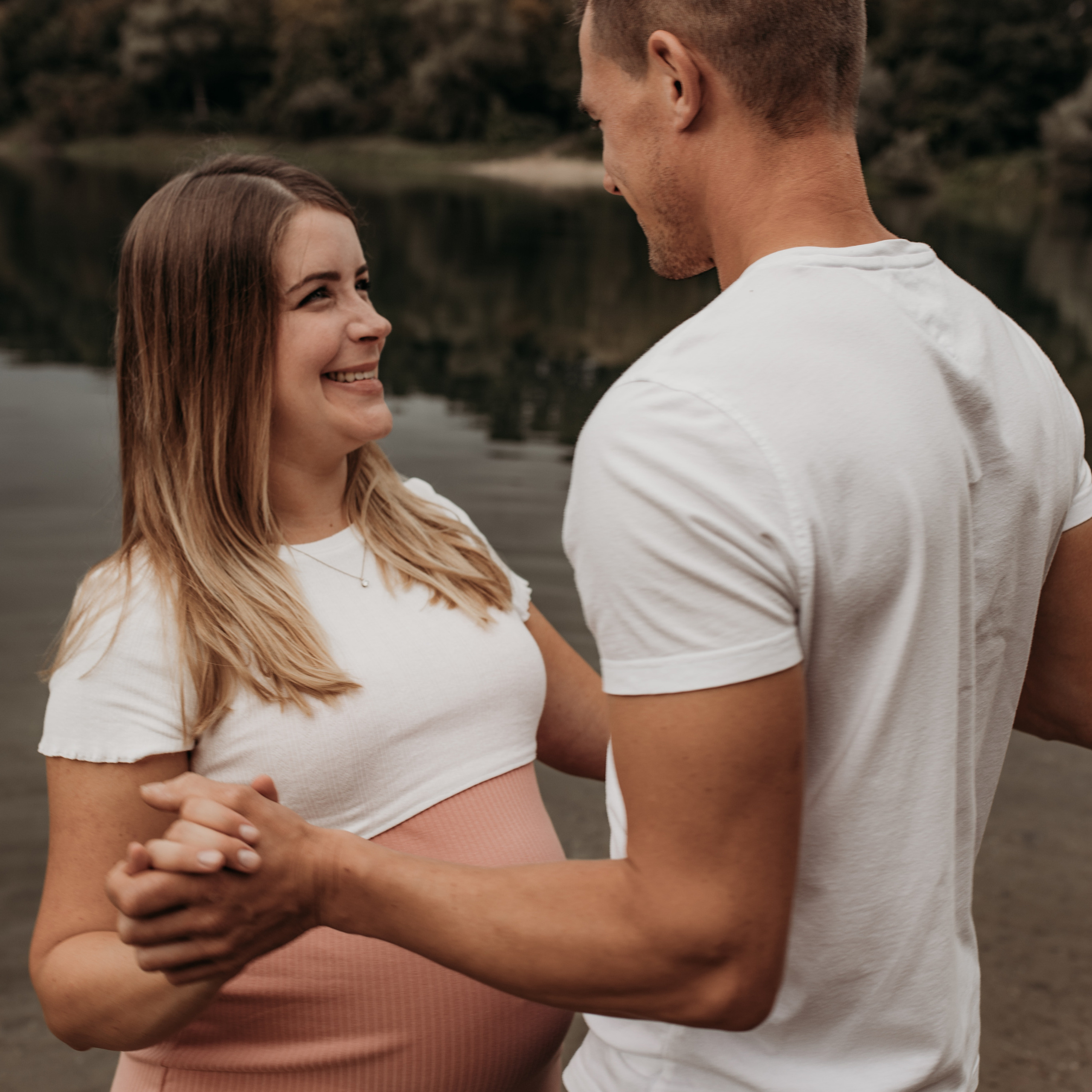 Schöne Schwangerschaftsfotos outdoor.