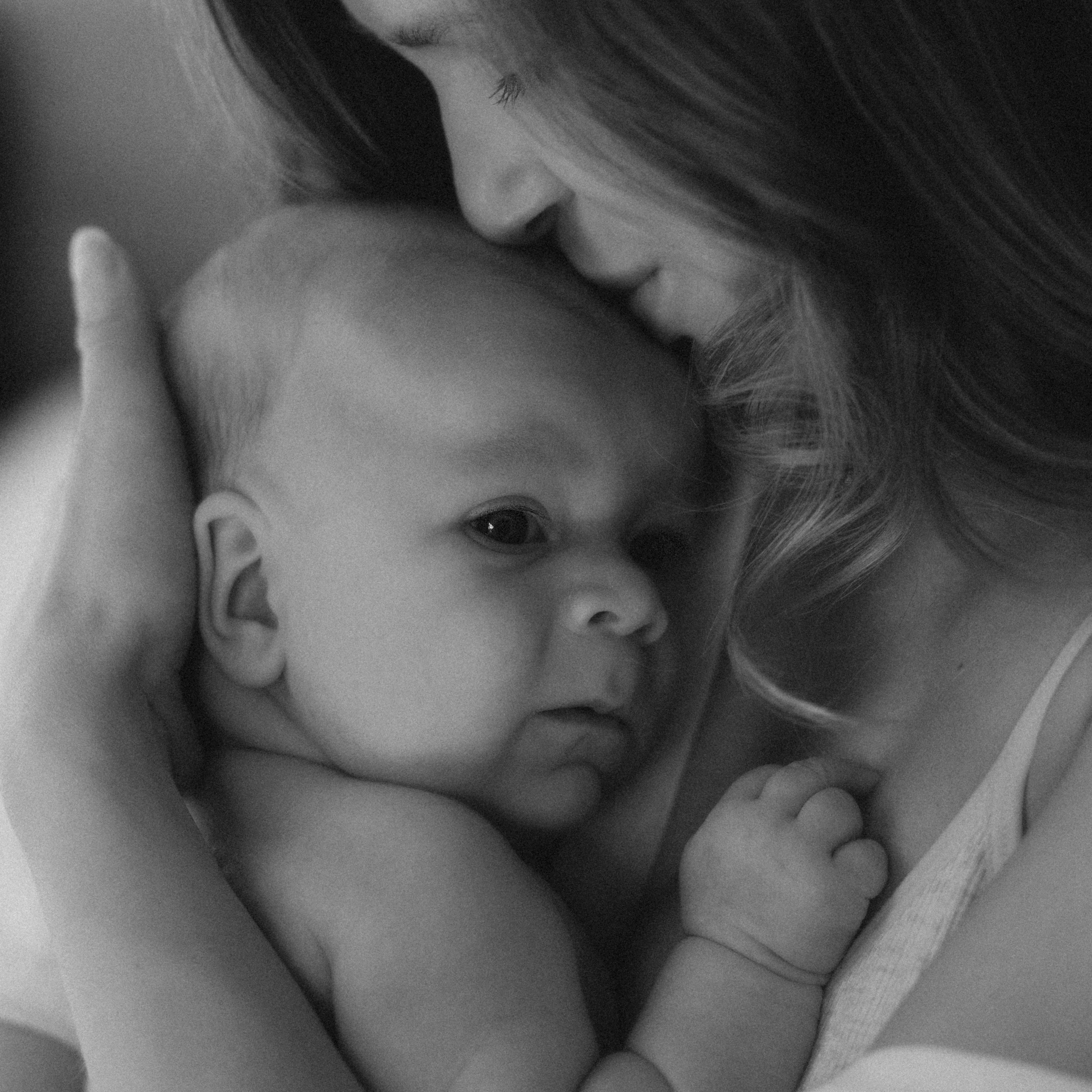 Peaceful newborn photo session at home Chicagolend with gentle, cozy details and loving touch.
