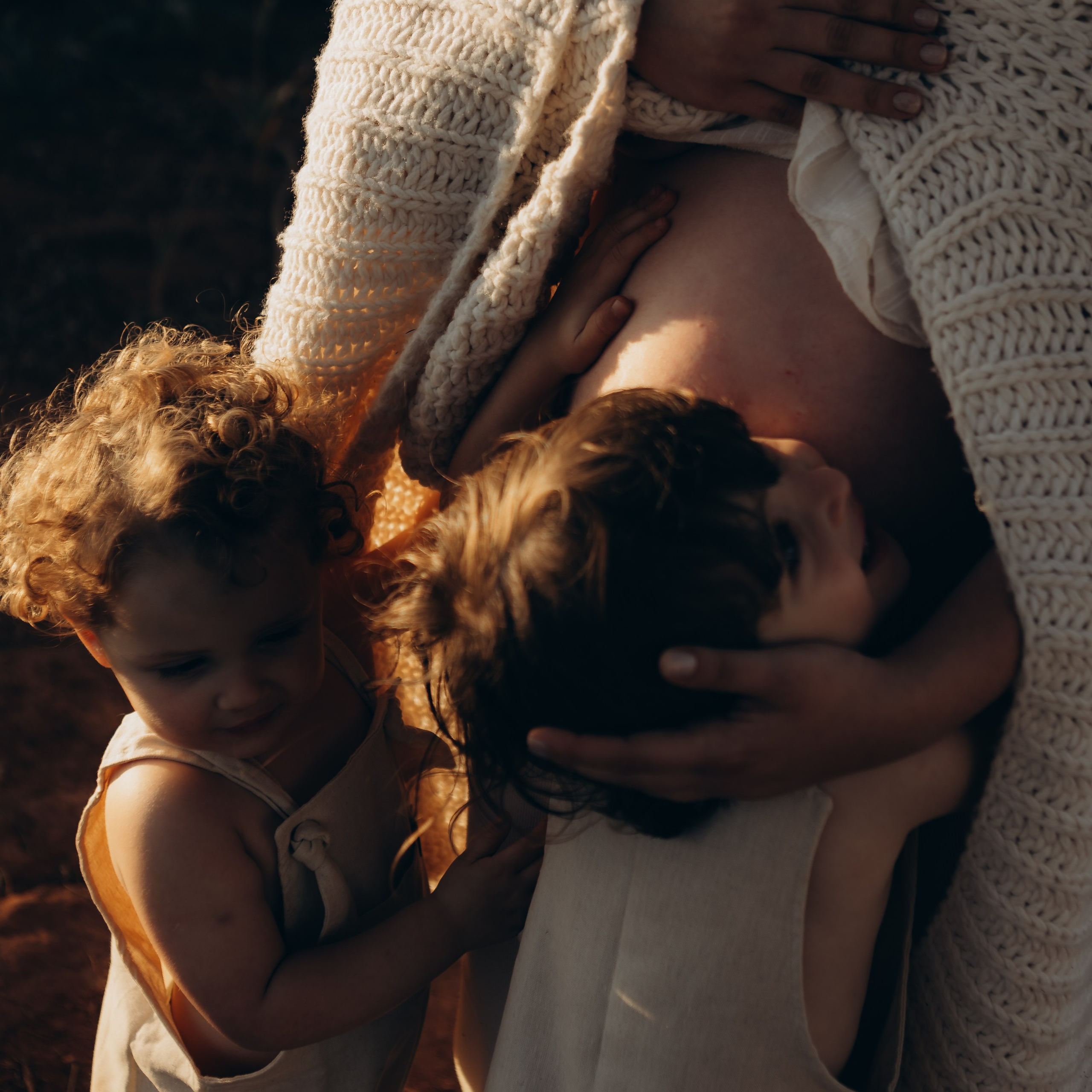 mãe faz carinho em filhos em ensaio família ao ar livre em Sorocaba