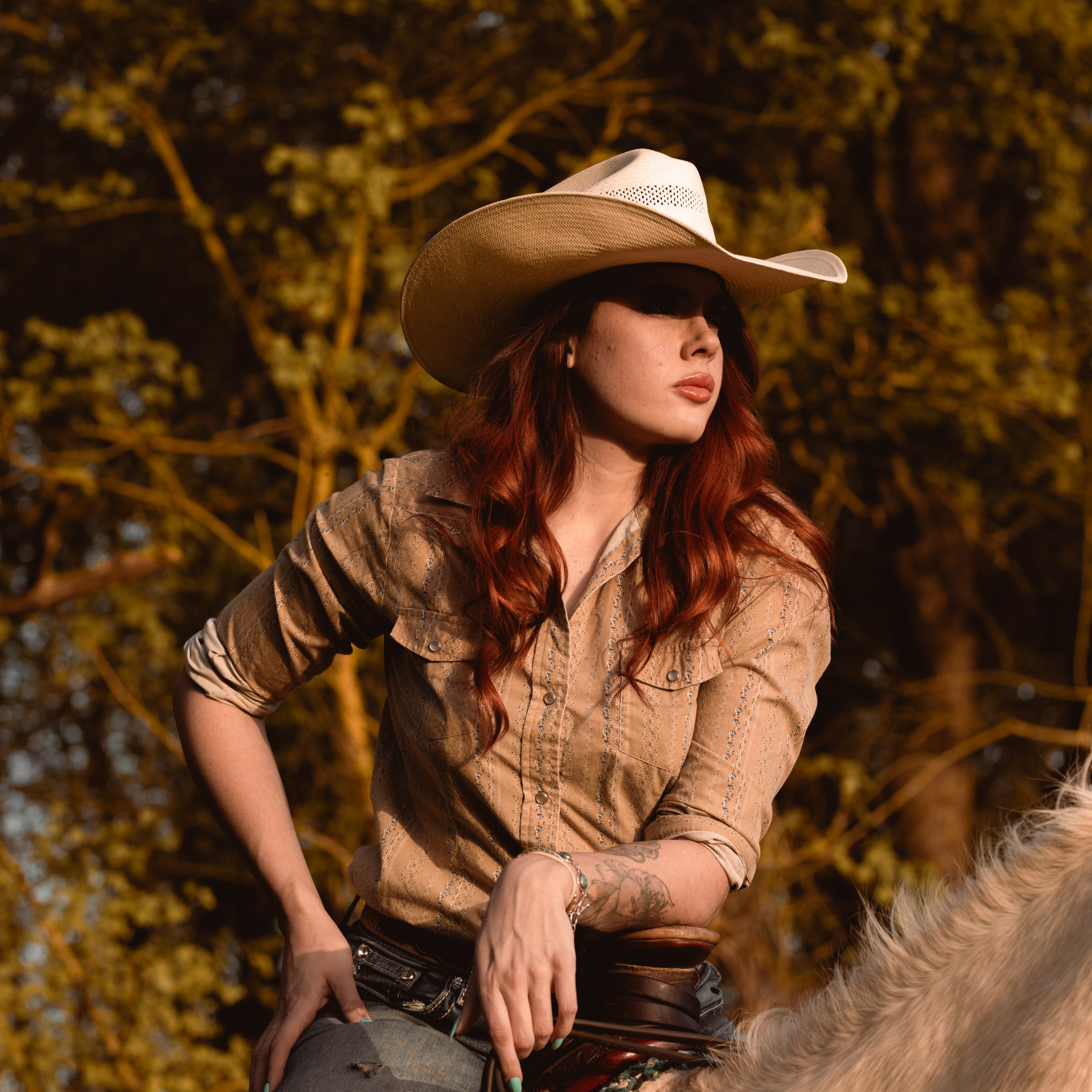 femme portrait au couché de soleil en pays de la loire sur la plage 