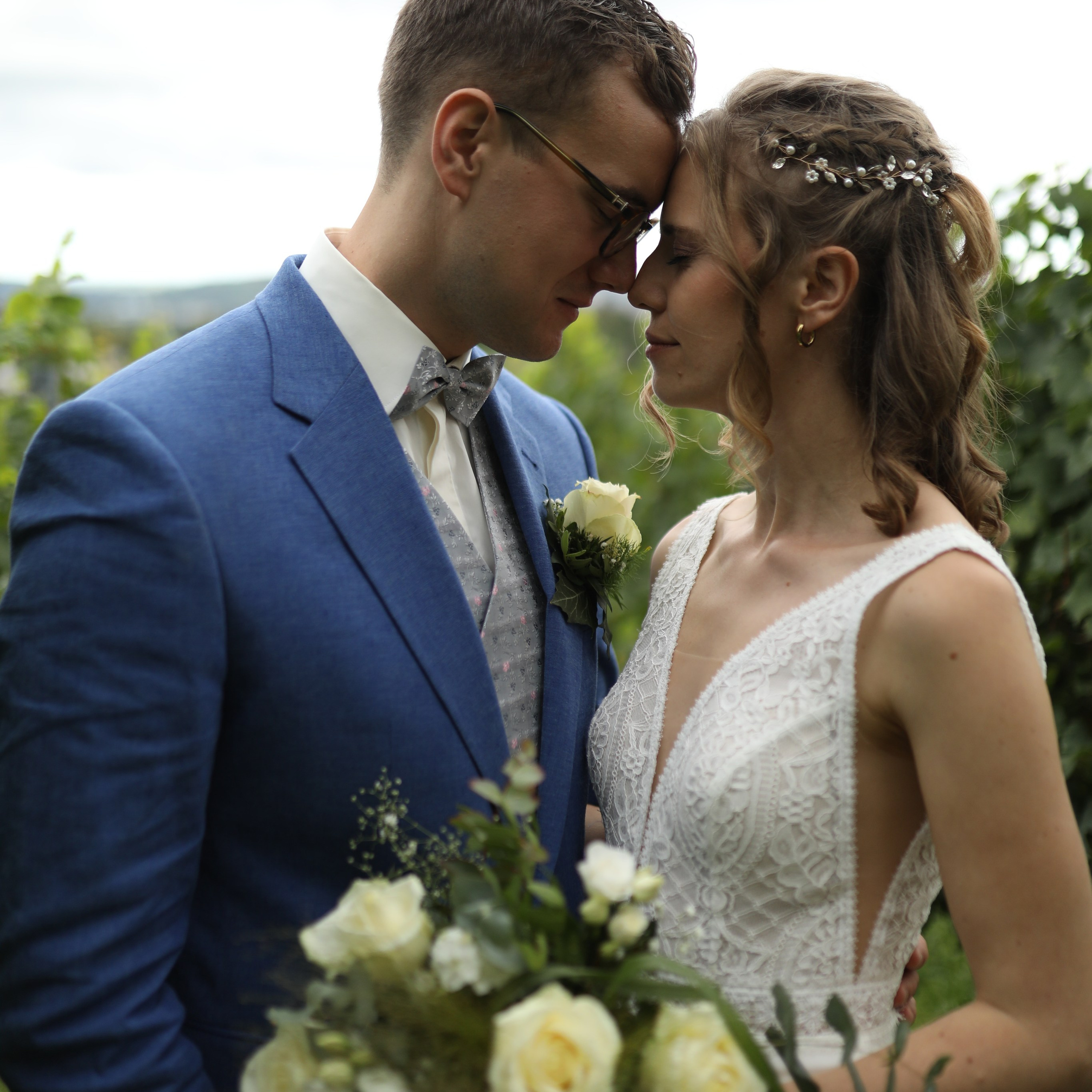 Elegante Hochzeitstafel auf Burg Schwarzenstein – Hochzeitsfotos für Paare aus Frankfurt am Main