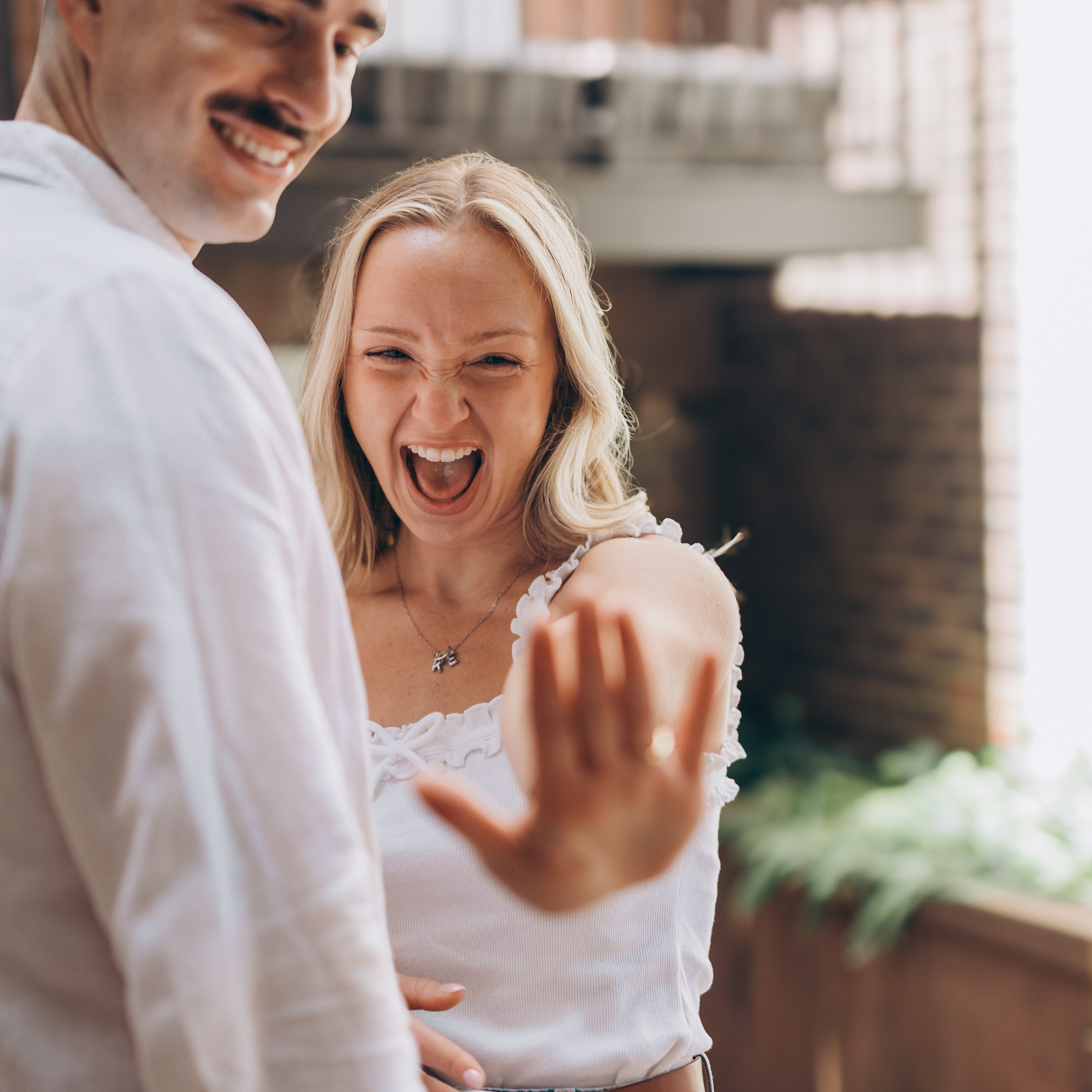 На фоне затемненной стены с картинками ряд висящих лампочек Эдисона