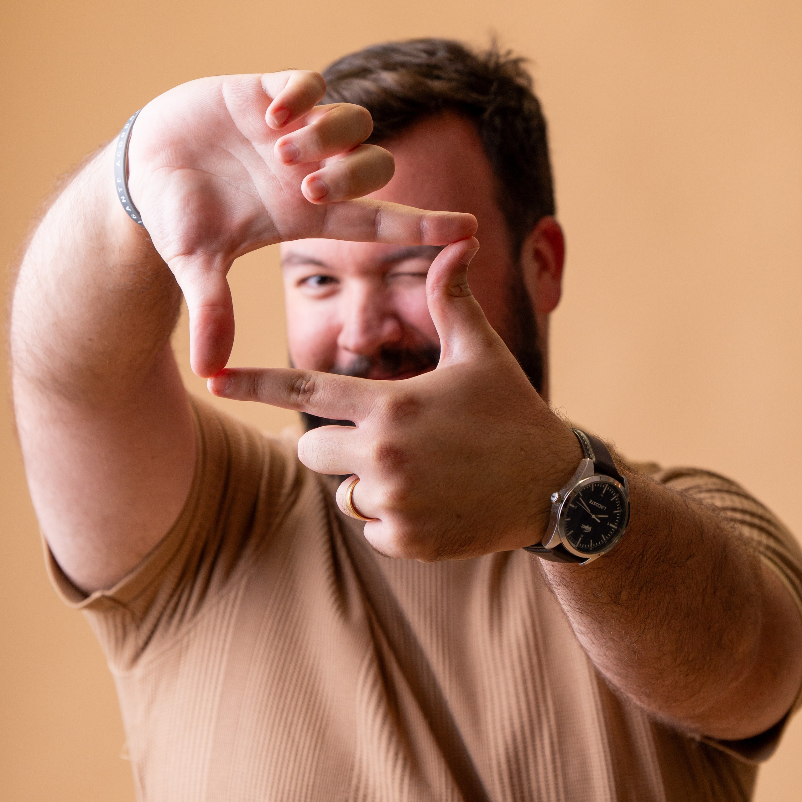 Contato. Frames by Giovani Braga