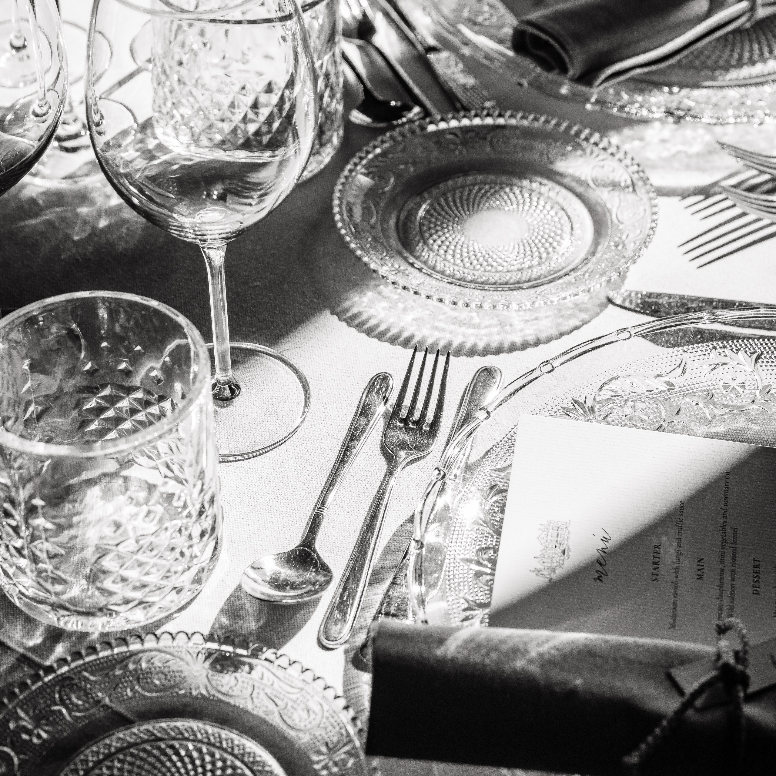 Sophisticated dining set prepared for a wedding dinner at La Baronia 