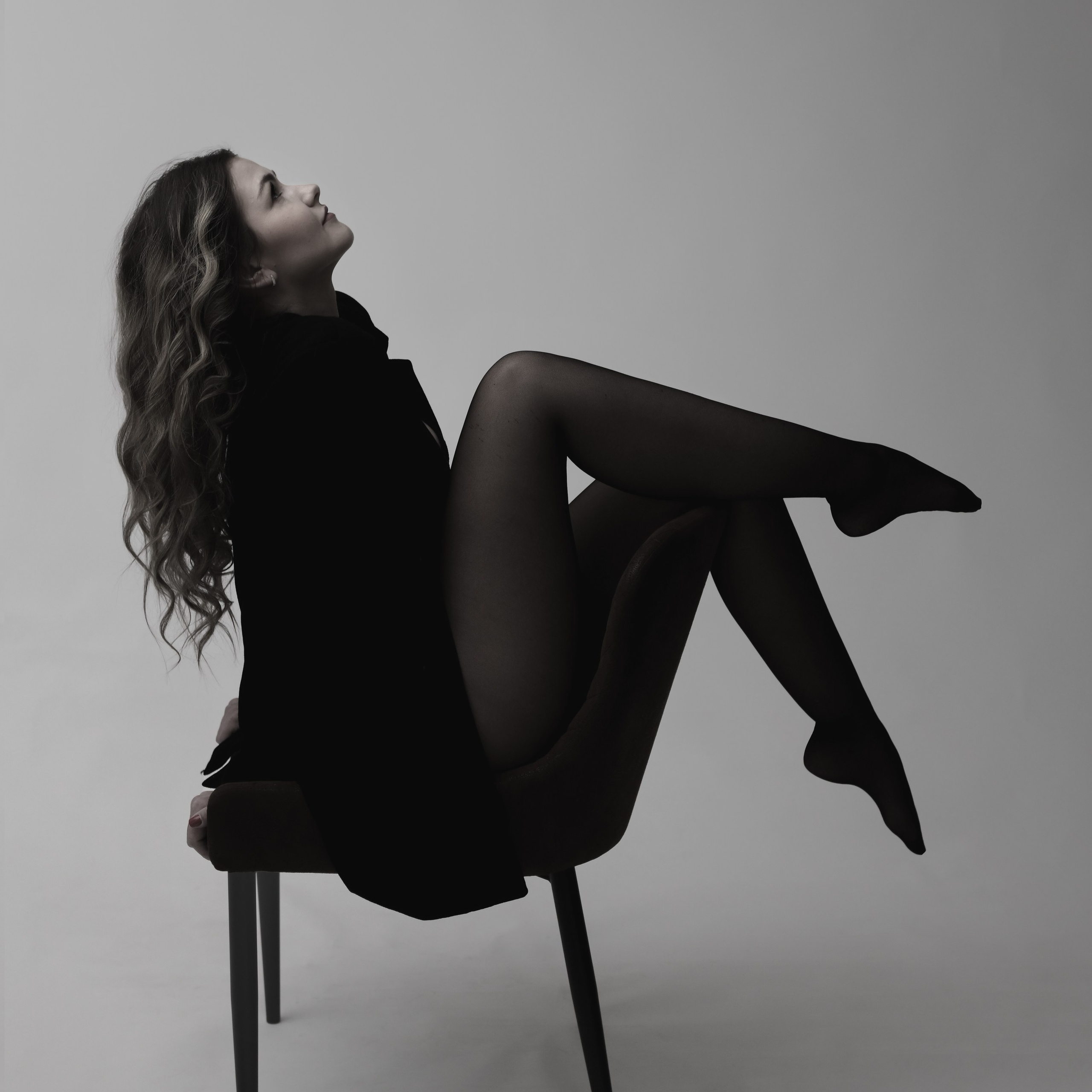 Elegantes Frauenportrait mit Vintage-Anmutung – stilvolle Fotografie inspiriert von zeitloser Schönheit und künstlerischer Ästhetik.