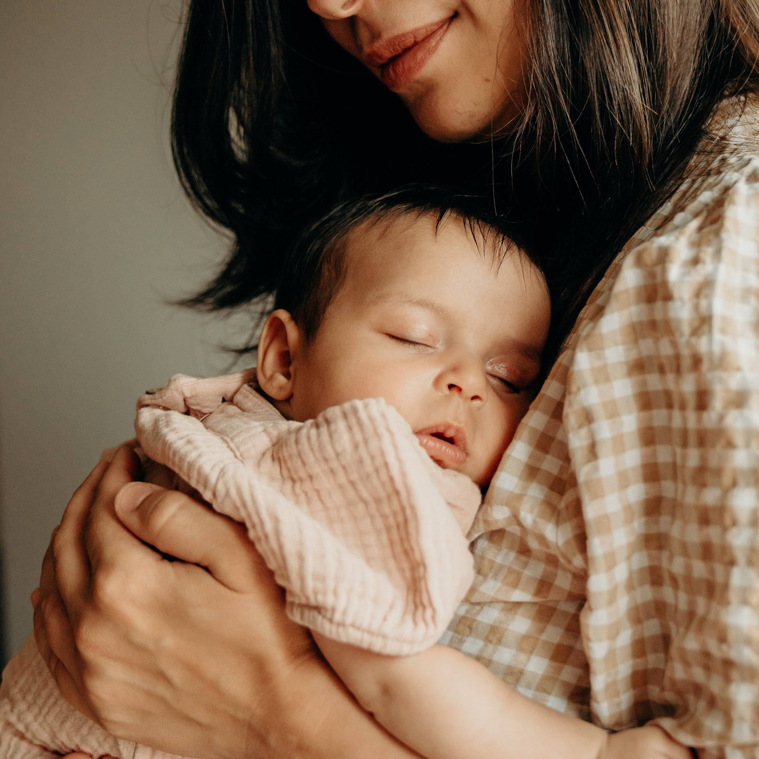 Newborn photoshoot wardrobe ideas. Newcastle Upon Tyne Photographer Yana Balatskaya