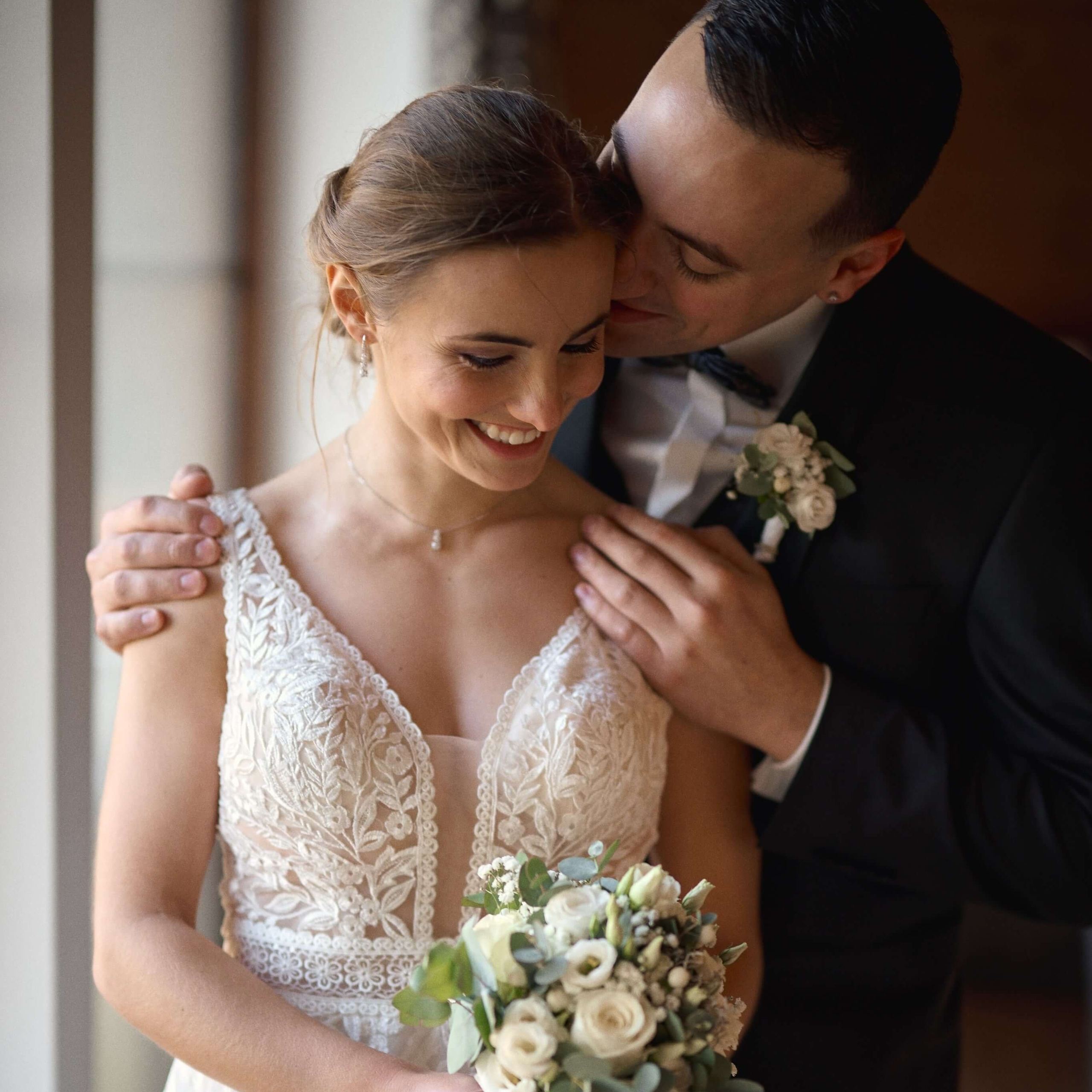 Emotionaler First Look auf Burg Straßberg: Jenny & Jonathon erleben ihren magischen Moment bei ihrer deutsch-amerikanischen Winterhochzeit.
