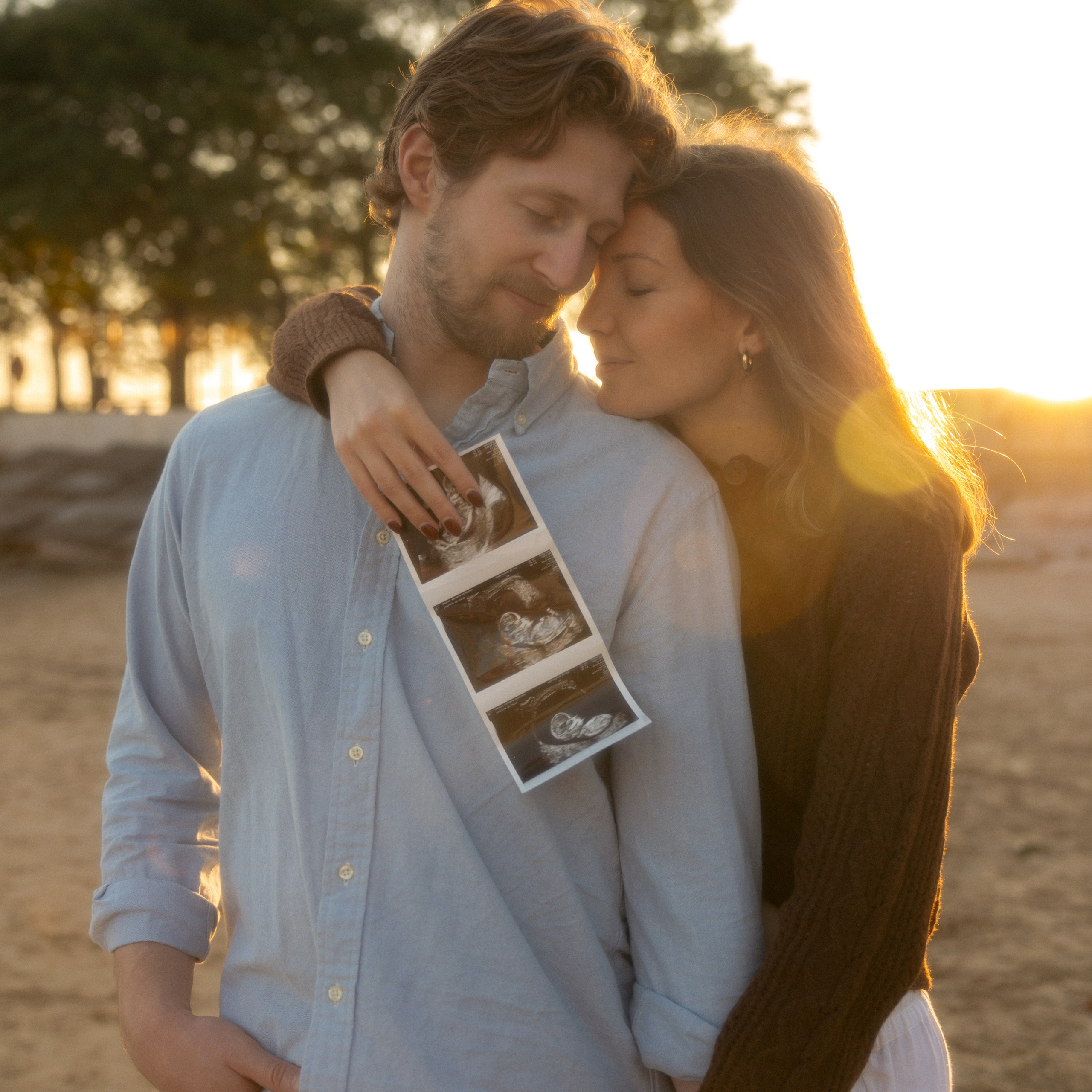 Maternity photography filled with softness and anticipation – capturing the quiet beauty of becoming a mother