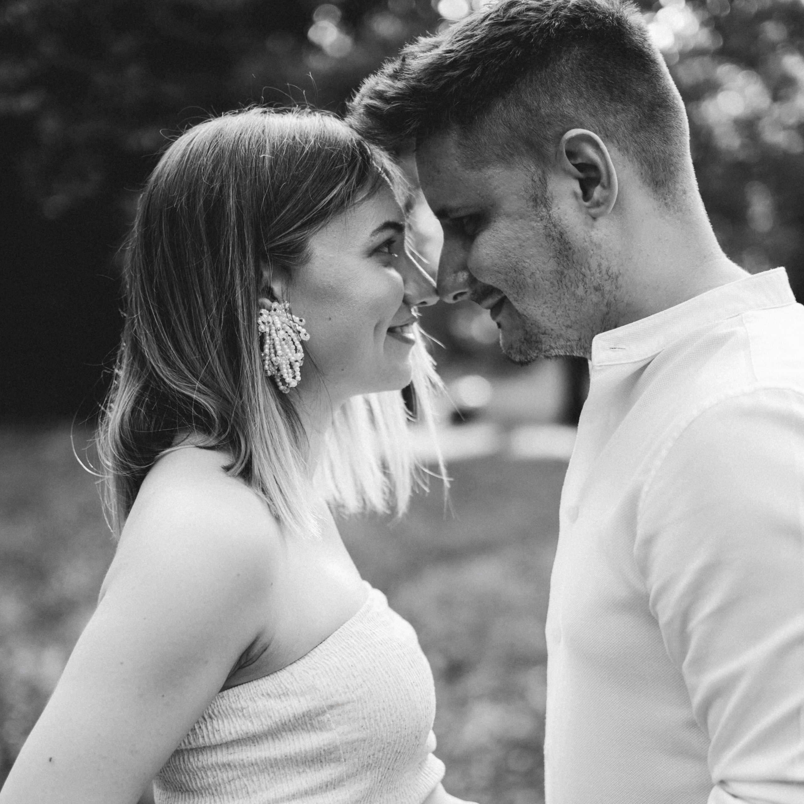 Fotografia di coppia in gravidanza – momento intimo e dolcezza nella maternità