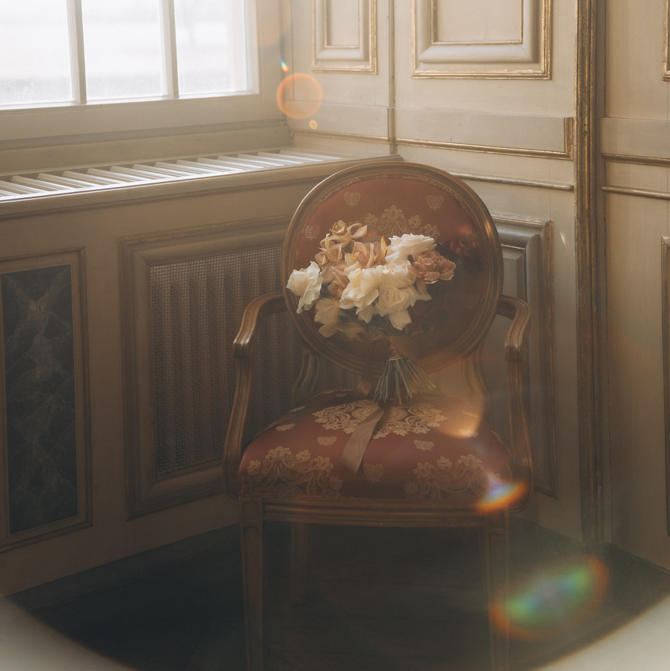 Brautstrauß im Sonnenuntergang beim Hochzeitsshooting fotografiert von Nicole Hartwich