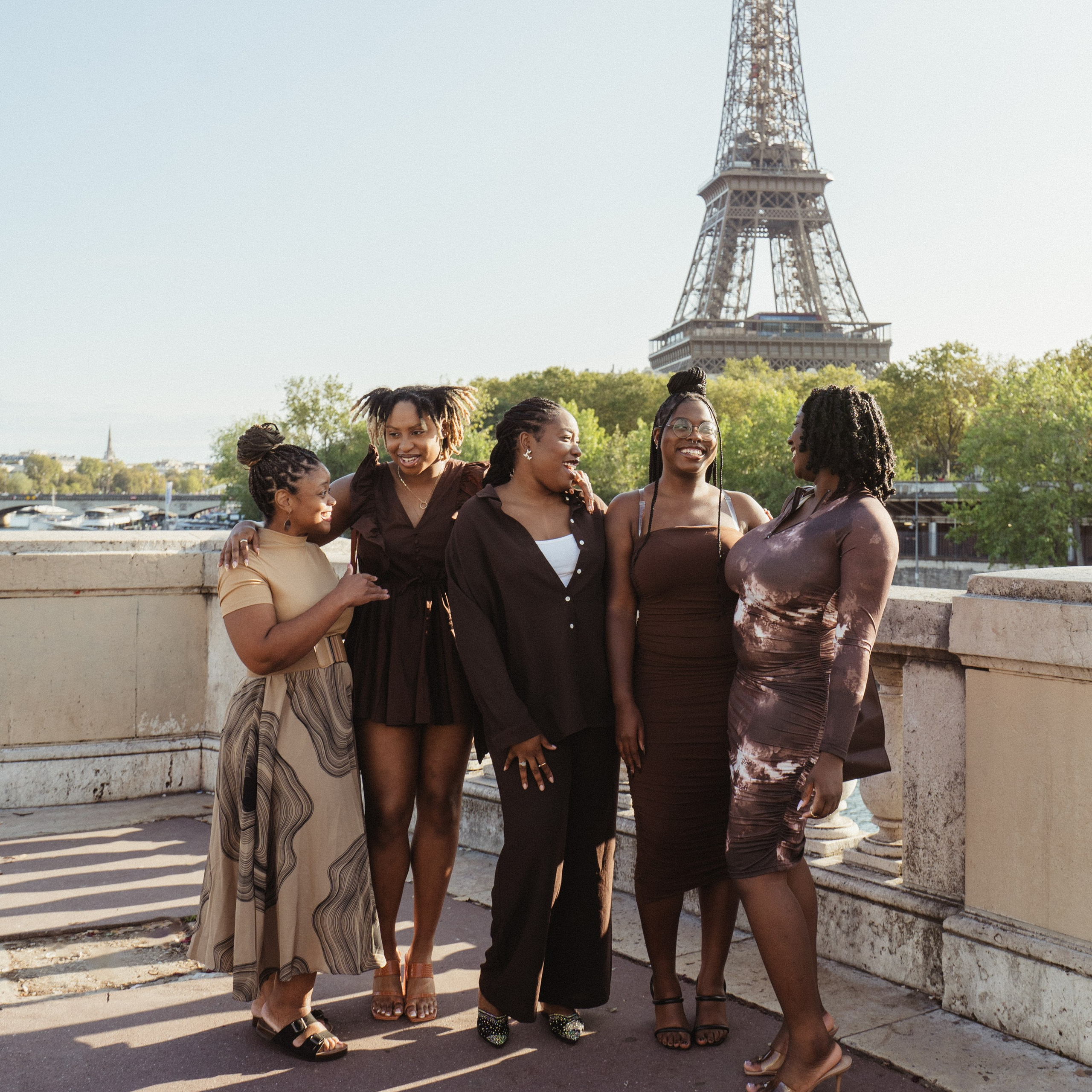Family, groups & friends. Photographer in Paris|Solo and groups, portraits & content, couples photo-shoot in Paris at the best locations
