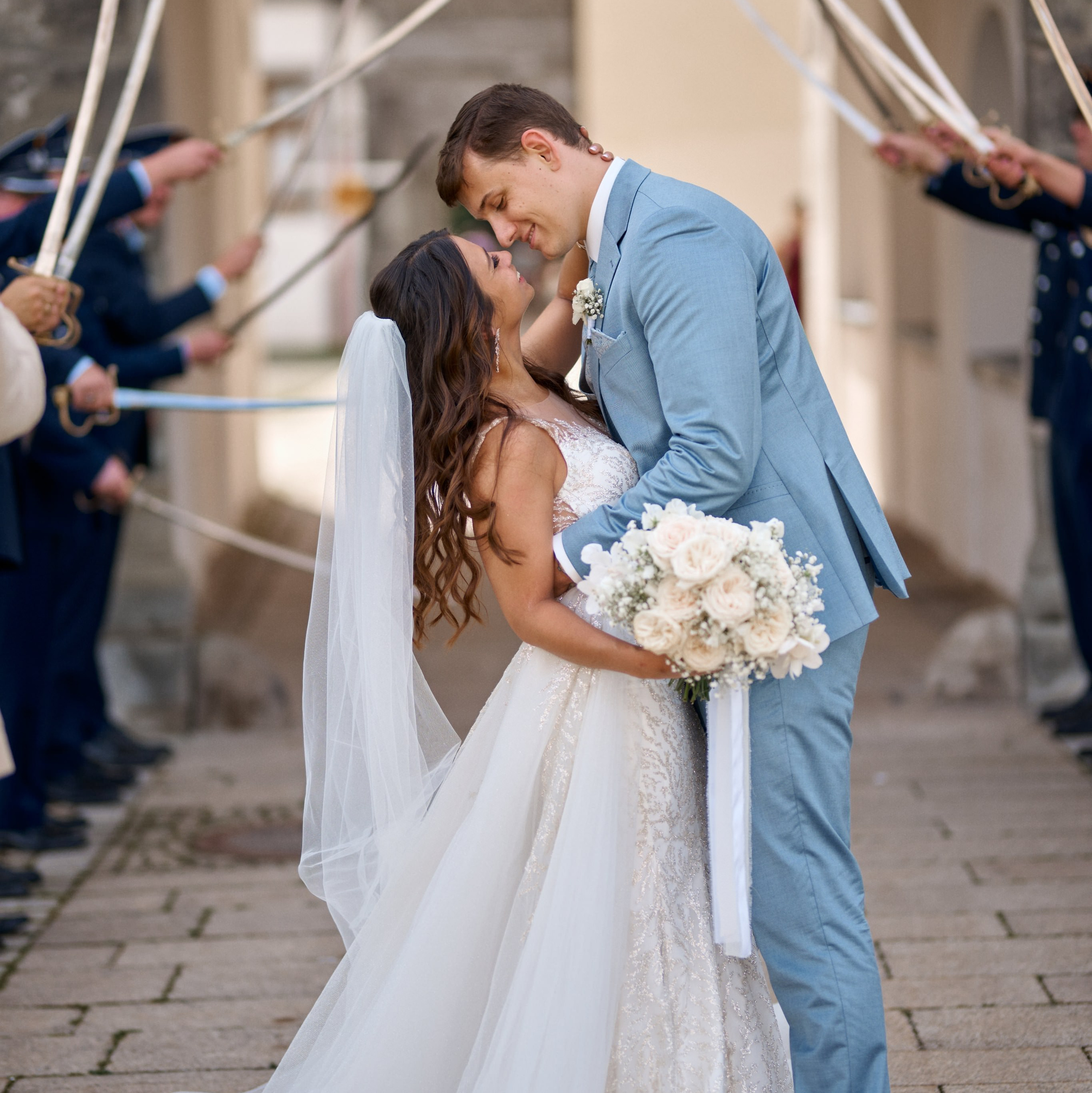 Alessandra & Nils sagen Ja im Schloss Messkirch – eine emotionale Hochzeit mit Ehrenbogen der Luftwaffe, festgehalten von Alex Fetter.