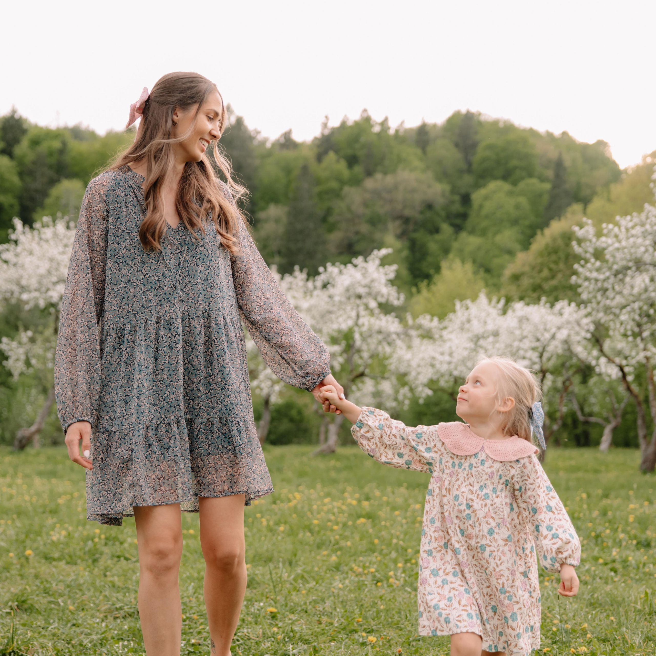 Šeimos fotosesija Vilniuje — namie, gamtoje, studijoje. Framed by Evelina | Vestuvių fotografė