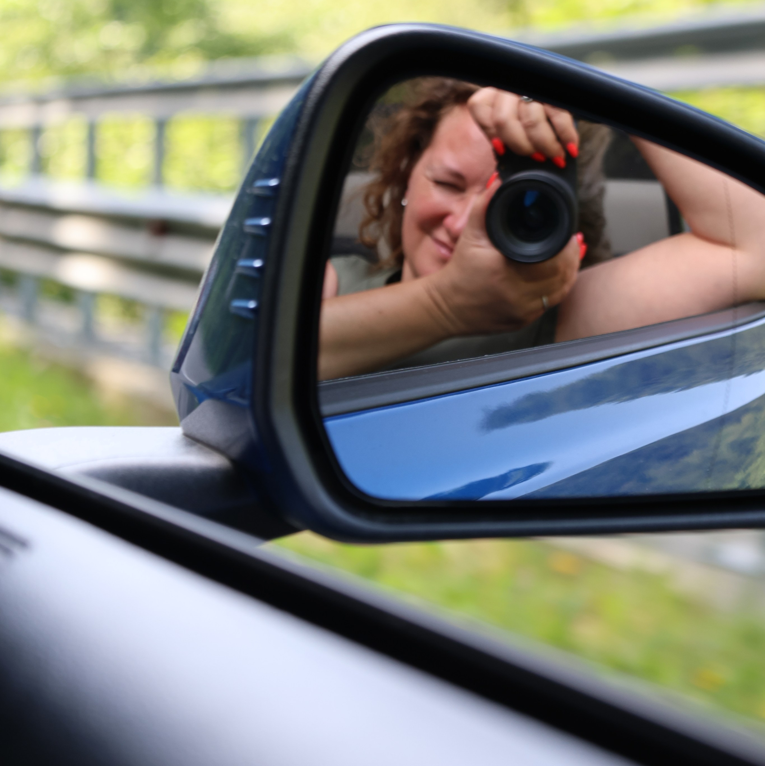 Contact. Fotograf. Lucrez cu oameni, produse și spații. Portret și fotografie creativă. Bacău, România. Lidia Savinoiu