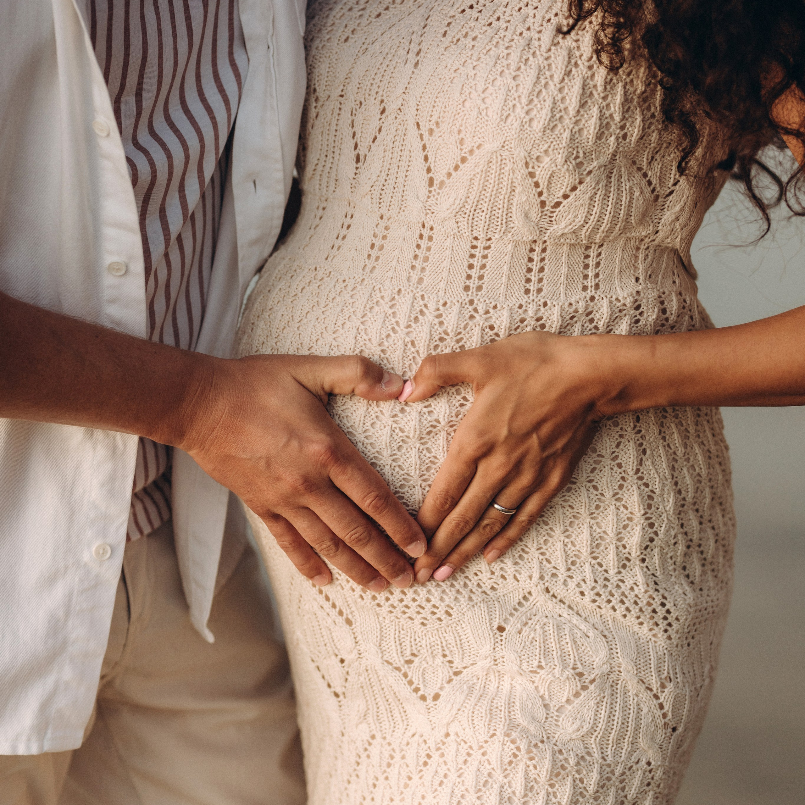 Интерьер ретро машины Seat Malaga изнутри в вечернее время на автозаправке