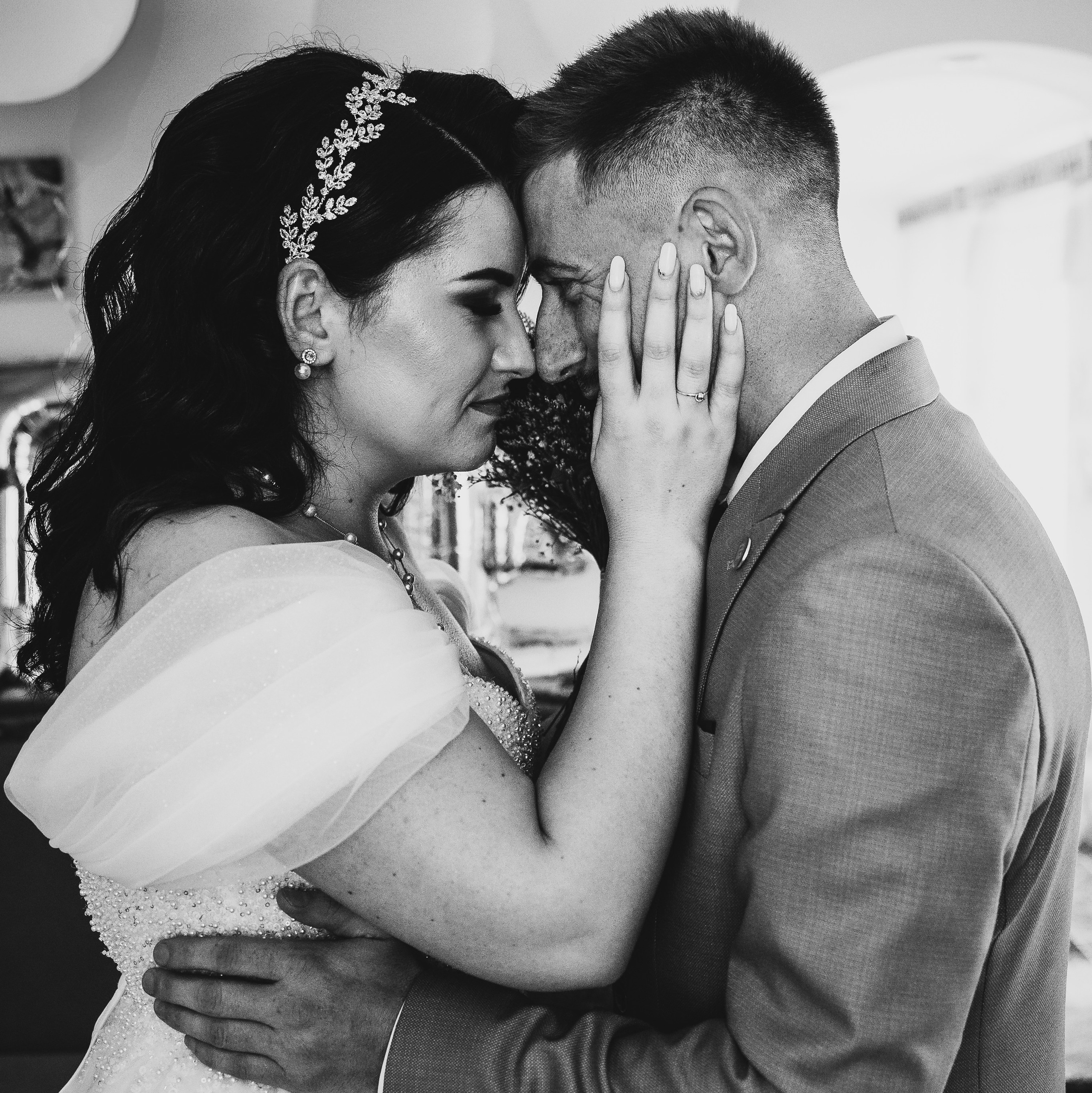 Priviri emotionante la first look