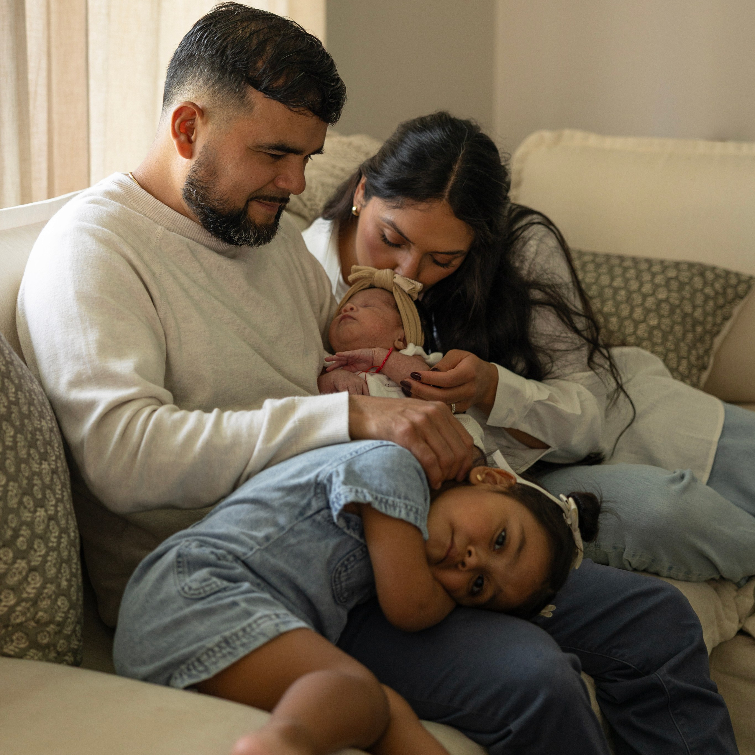 Candid family moments full of connection and warmth – storytelling photography for every season of life