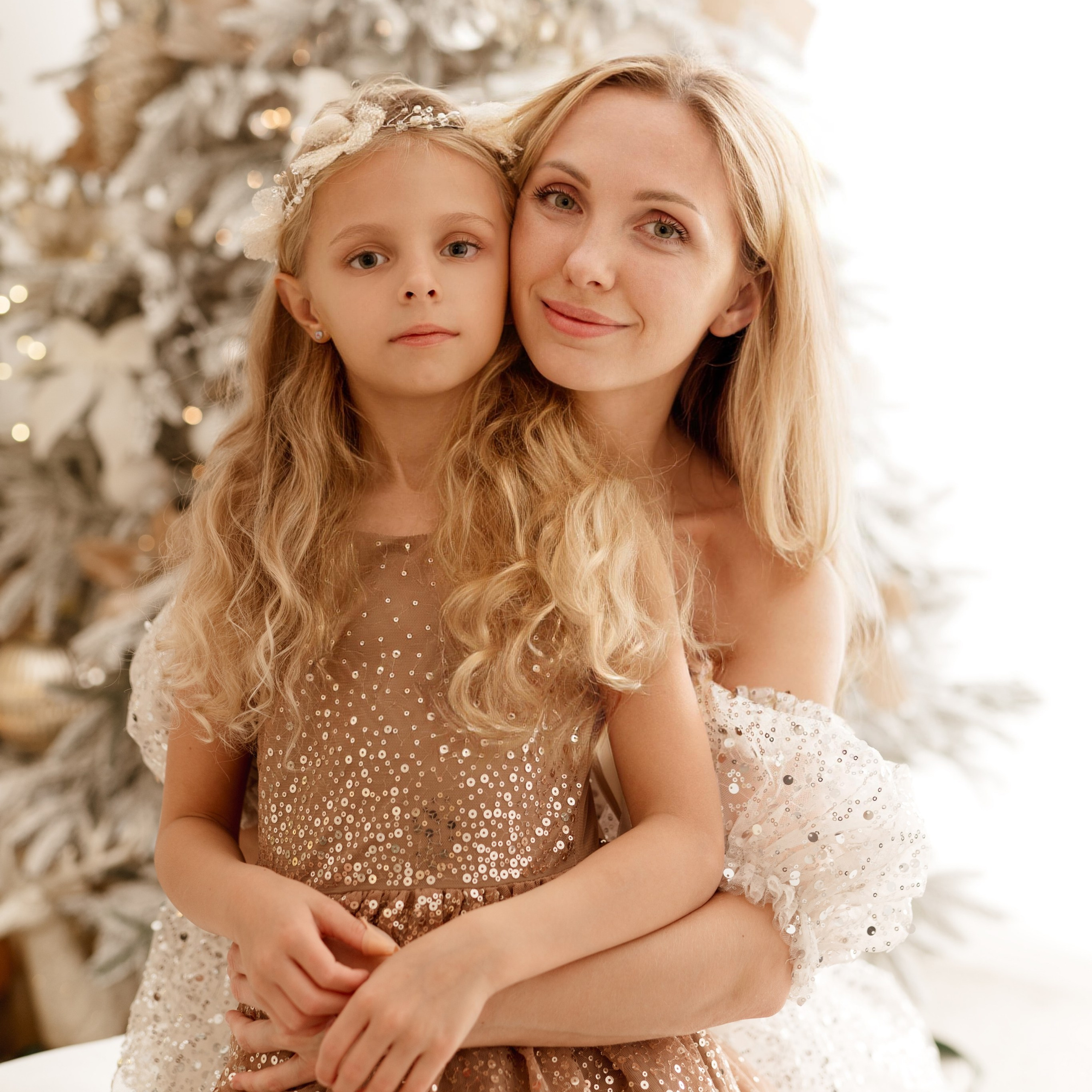 Sesja świąteczna w Łodzi – mama z córką przy oknie ozdobionym lampkami