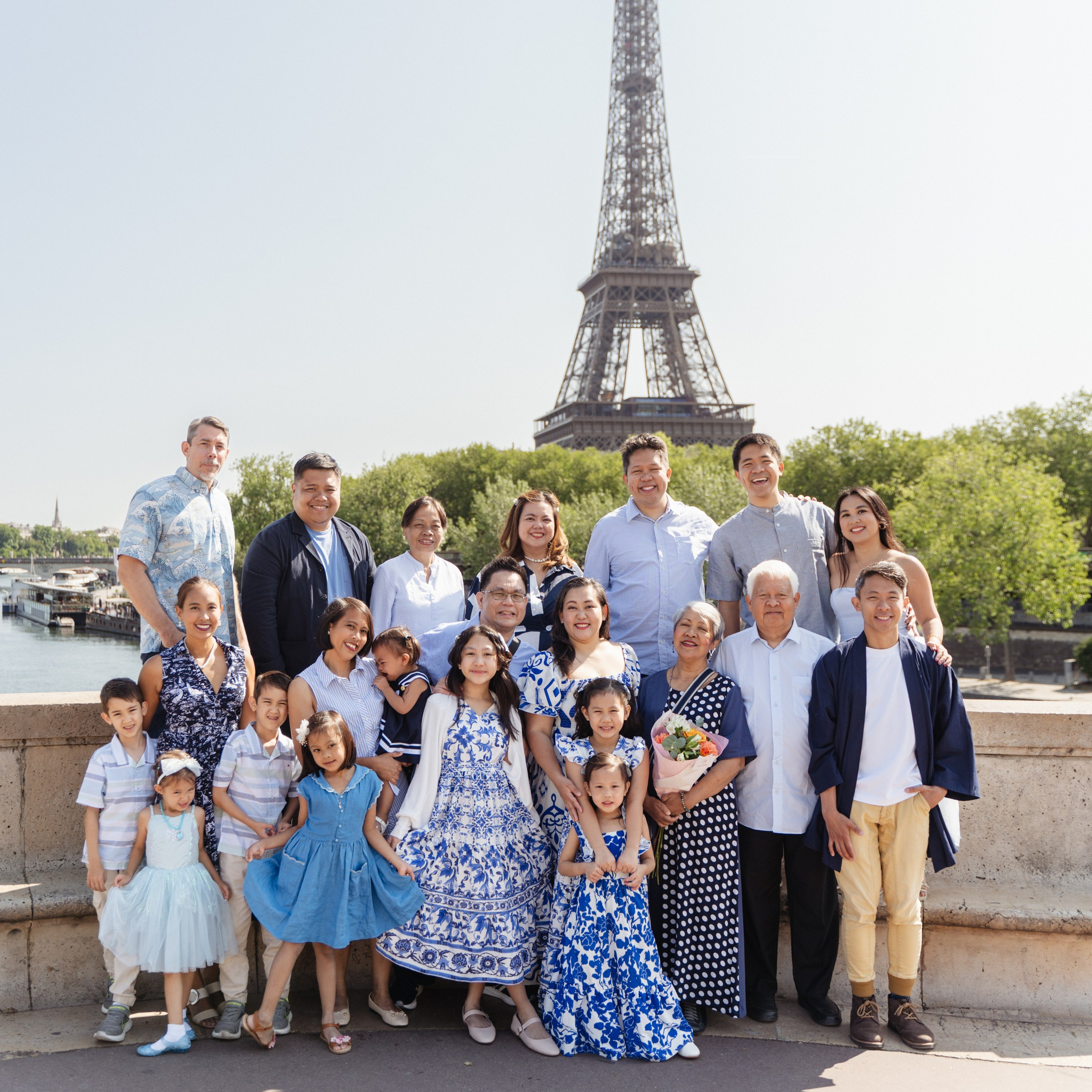 Family, groups & friends. Photographer in Paris|Solo and groups, portraits & content, couples photo-shoot in Paris at the best locations