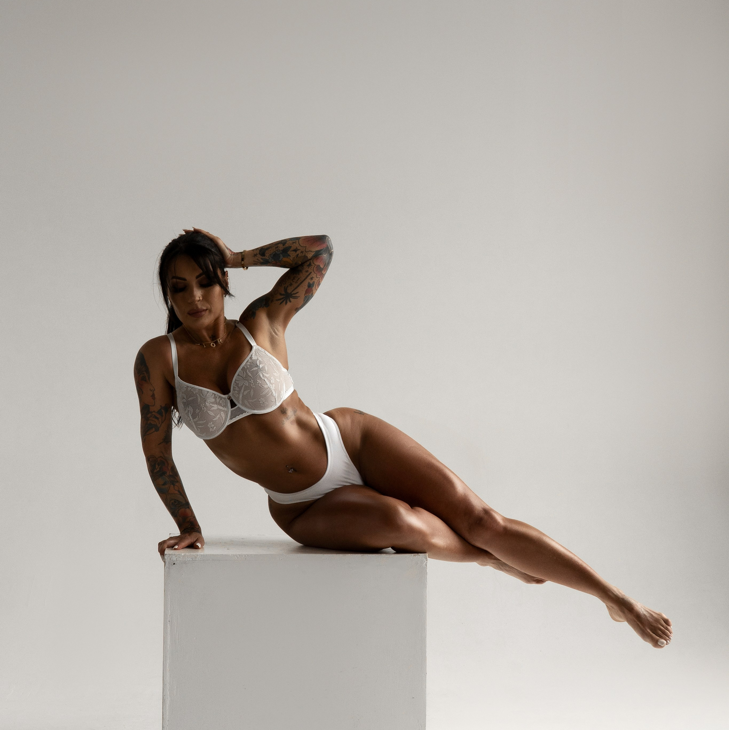 Contact. Female Fitness & Body Photographer in London | Zlata JPEG