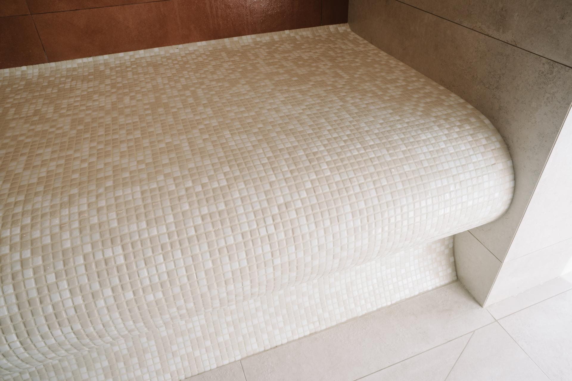 Уютный хаммам с мелкой плиткой для создания приятной текстуры стен.