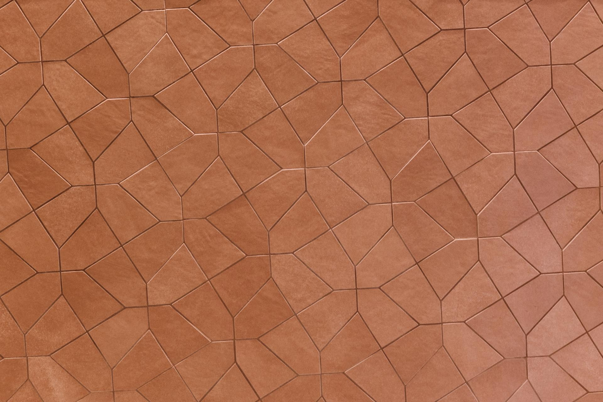 Хаммам с мелкой плиткой на полу и стенах, создающий уютную атмосферу.