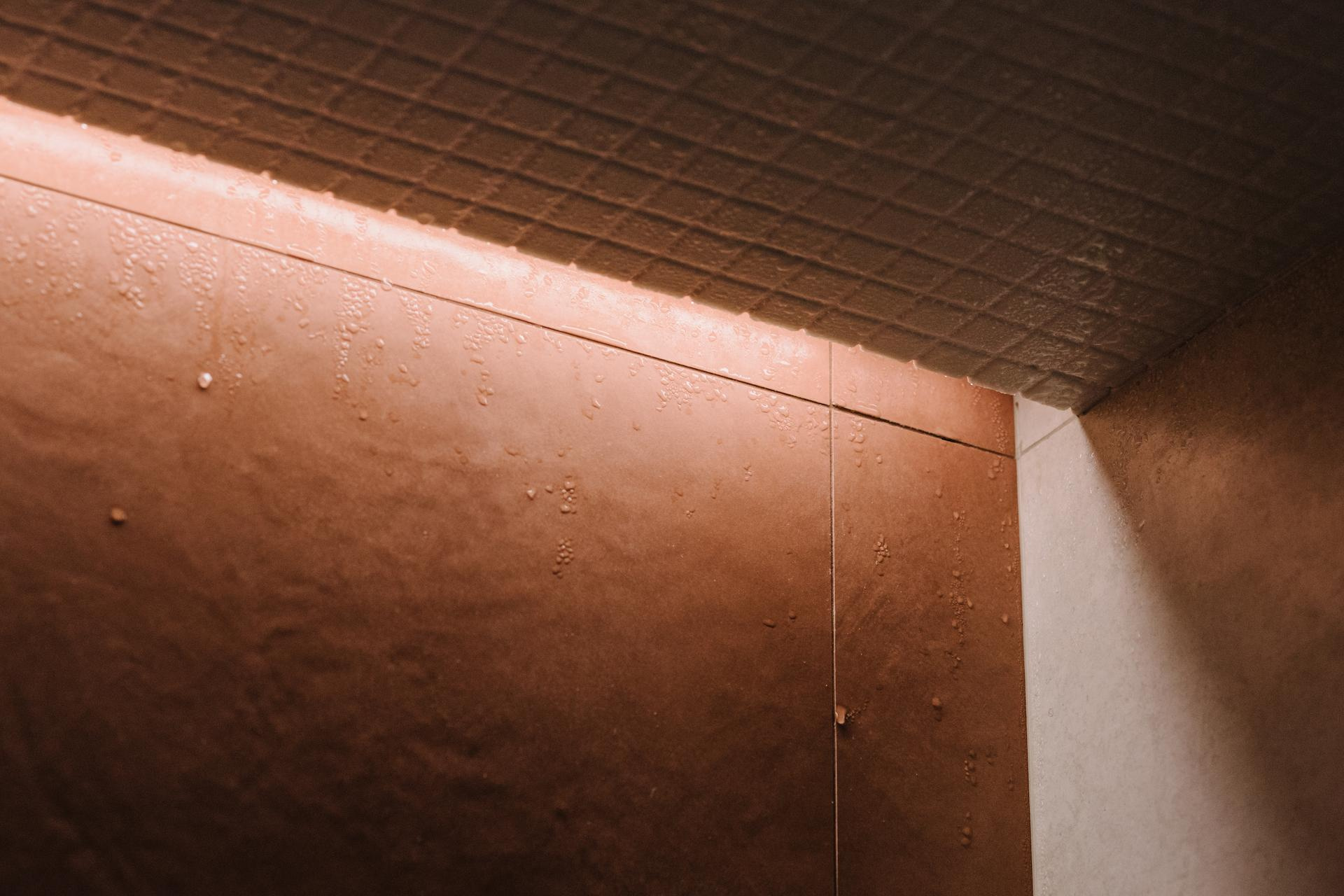 Романтическая атмосферная подсветка создает спокойную и расслабляющую обстановку.