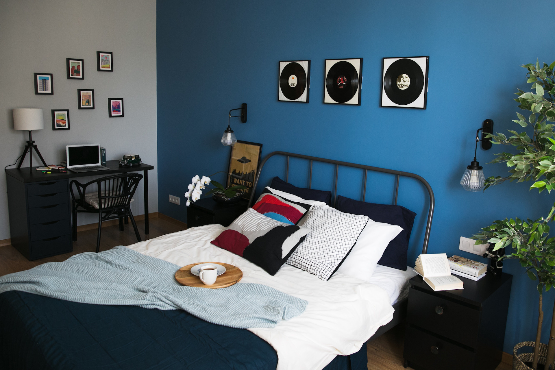 Уютная спальная зона с кроватью и туалетным столиком.