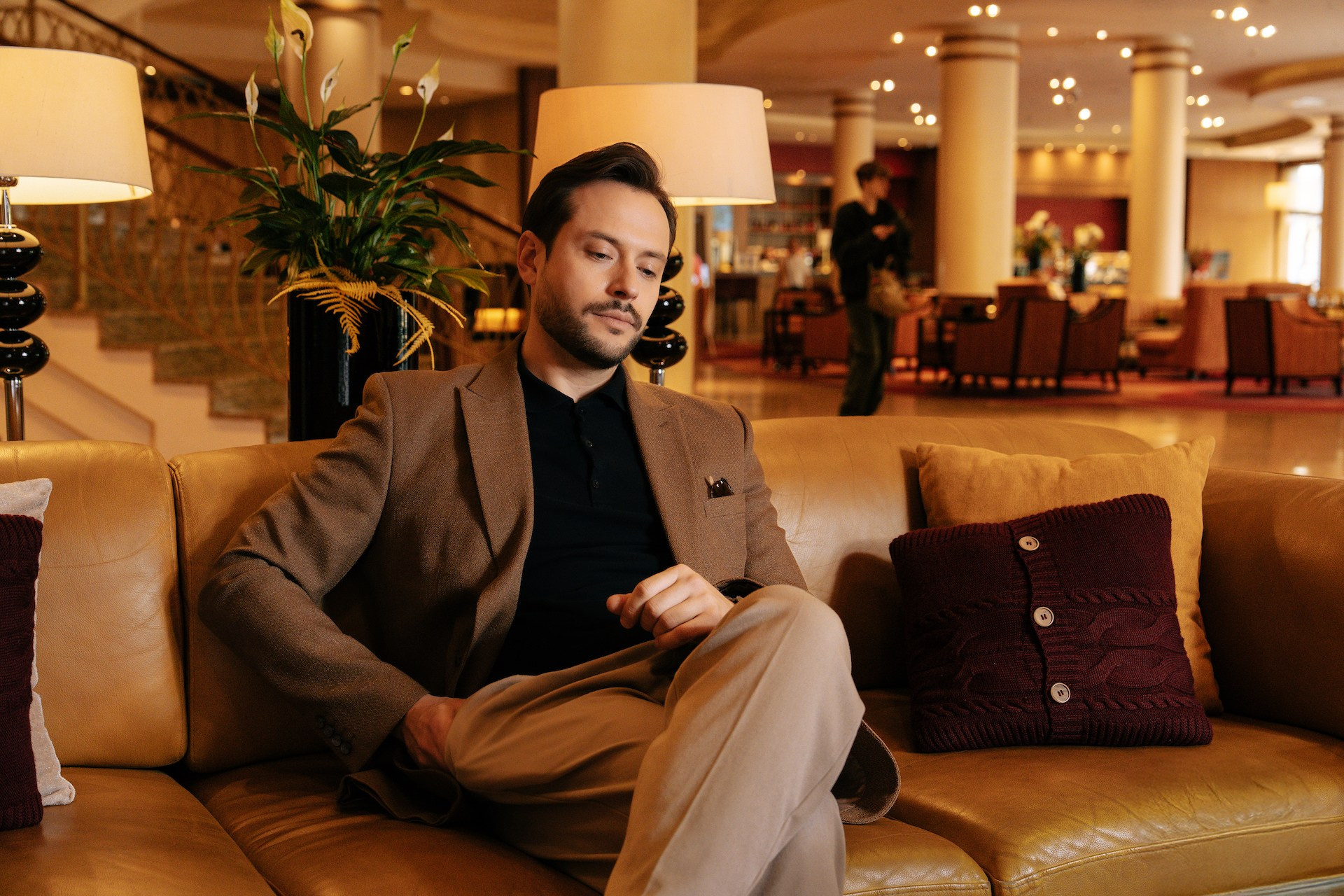 Деловой мужчина отдыхает в лобби отеля