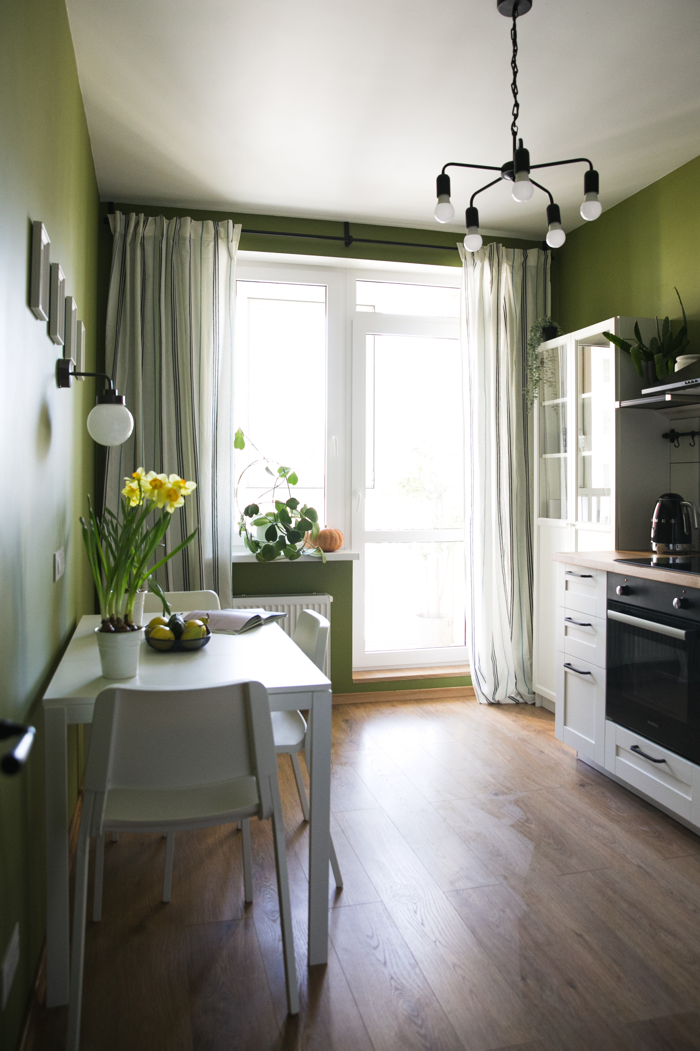 Функциональный рабочий стол с ящиками для хранения.