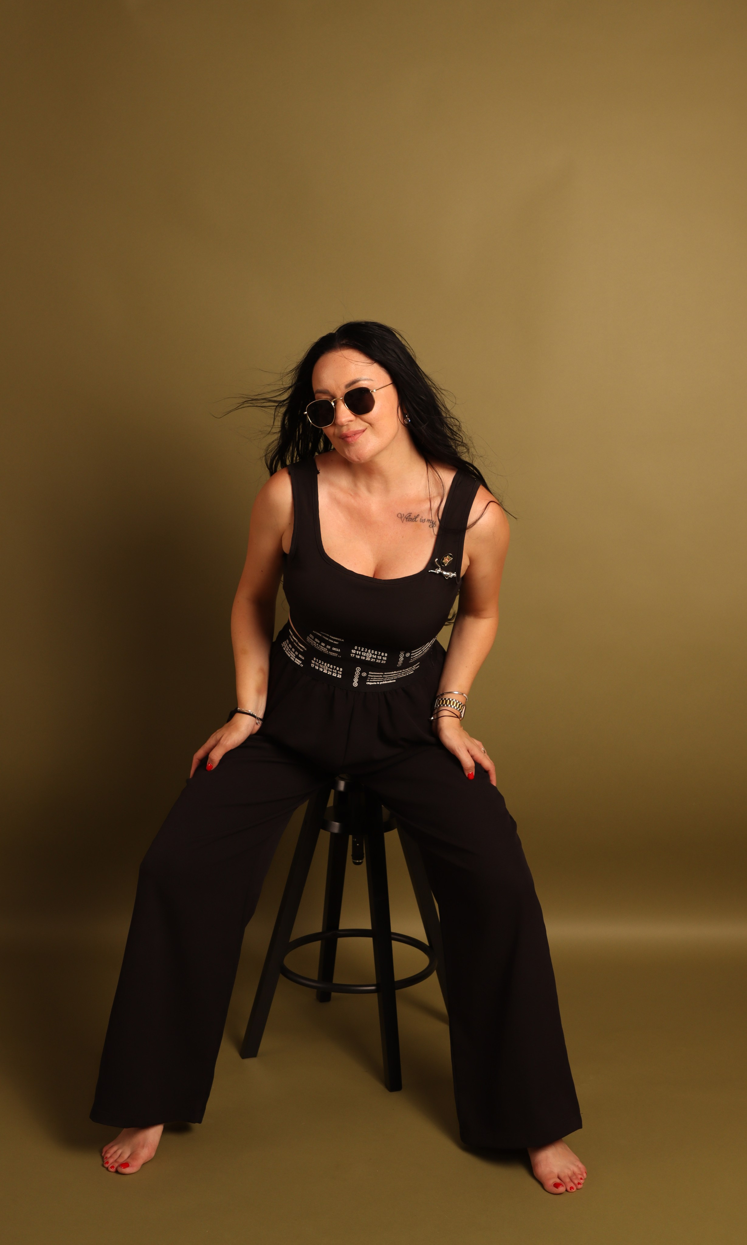 Оливковый фон. SHOOT IT YOURSELF — SELF PORTRAIT STUDIO IN CHICAGO