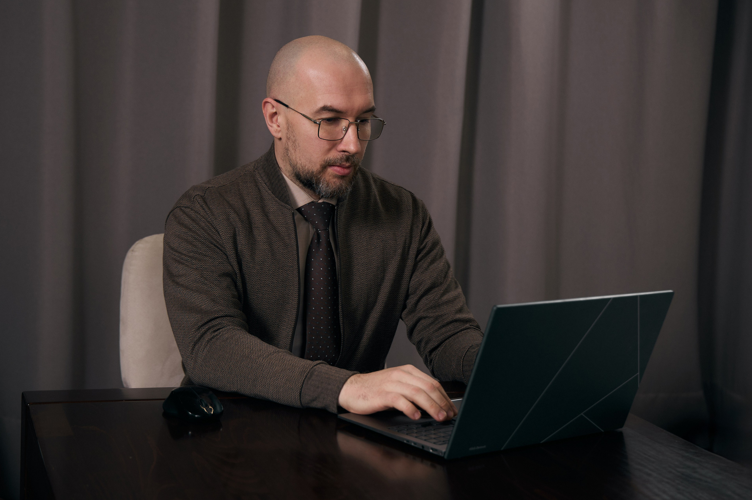 Портрет руководителя за рабочим столом