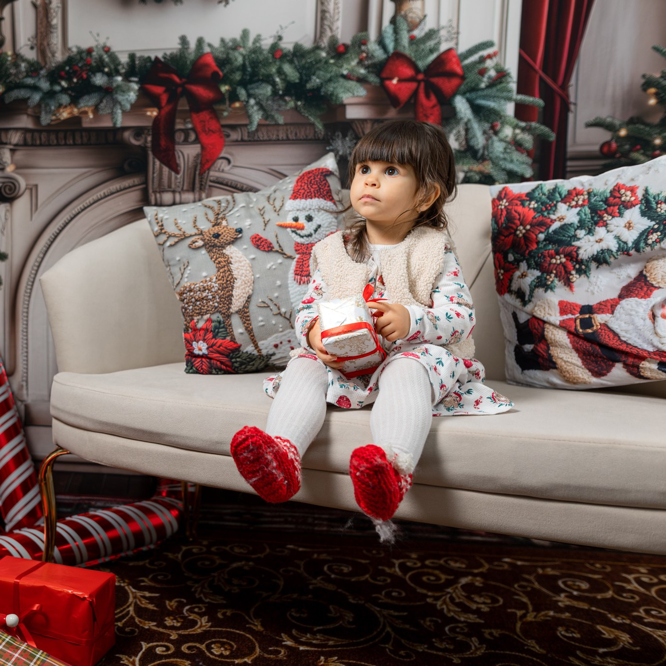 Ședință foto de Crăciun în studio, familie zâmbitoare lângă brad împodobit, decor festiv și lumini calde de sărbătoare