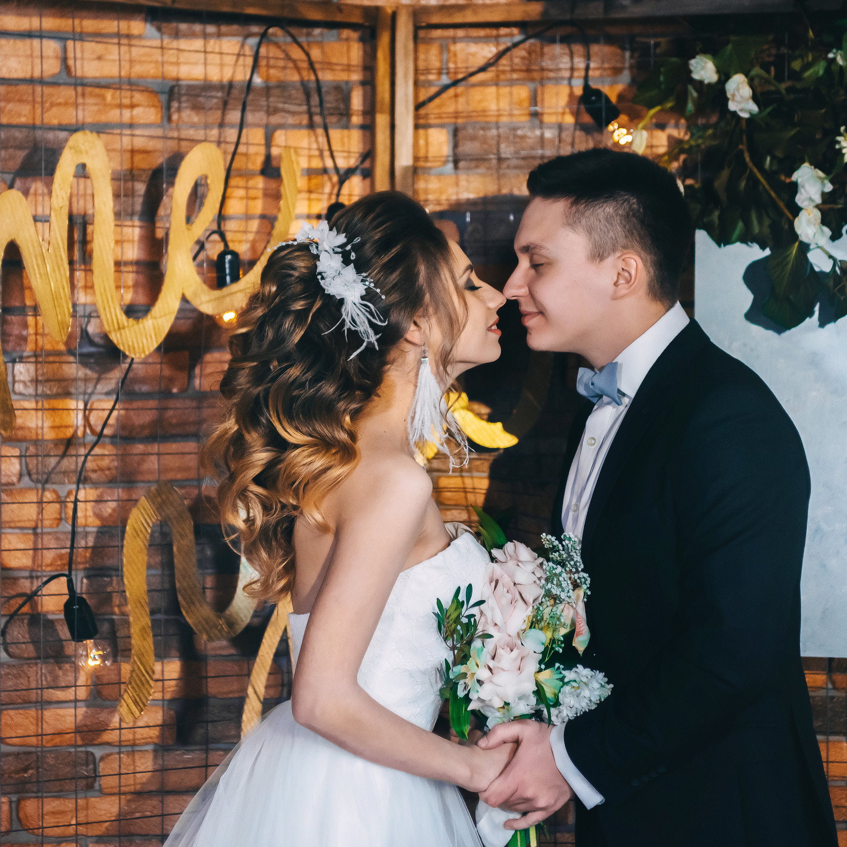 КОНТАКТИ. Олексій Ревуцький - весільний та сімейний фотограф