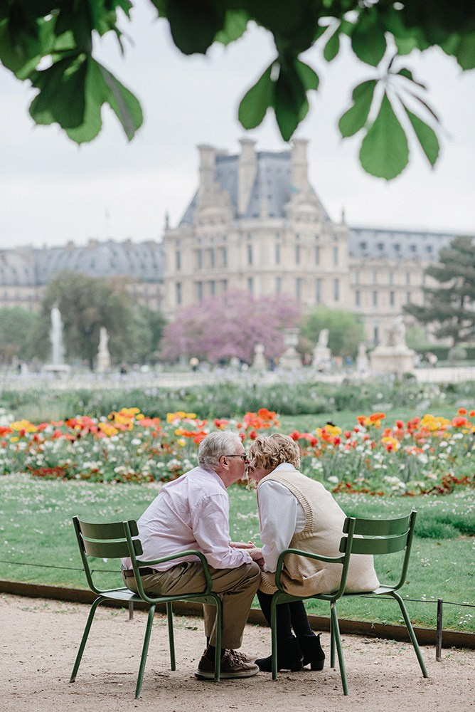 Older couple in the Tuileries Garden during a photoshoot