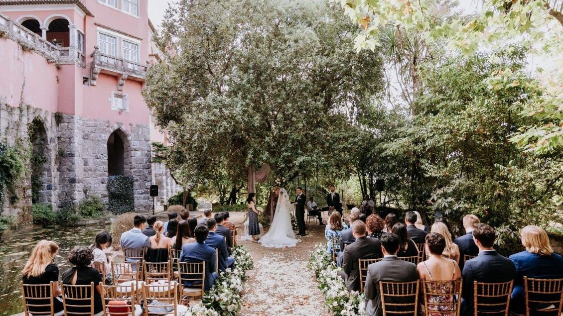 Cerimónia de casamento ao ar livre na Casa dos Penedos, em Sintra