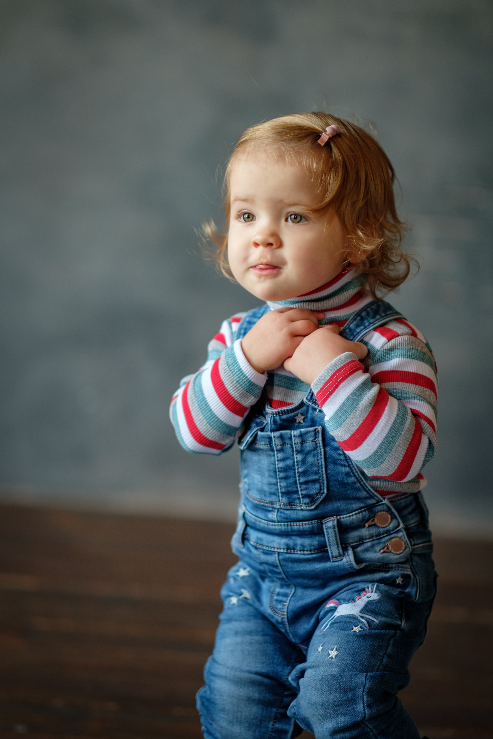 Девочка маленькая в студии с удивлёнными глазами