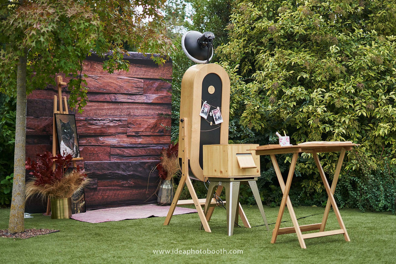 coppia di anziani che si divertono con uno specchio magico - photobooth, al matrimonio. Ideaphotobooth