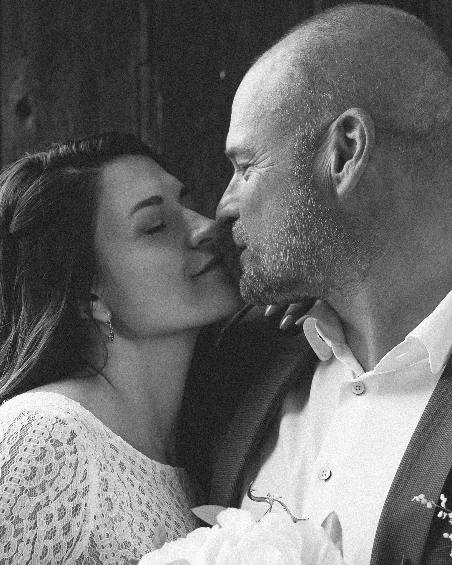 Zärtlicher Moment: Ein Paar teilt einen liebevollen Kuss