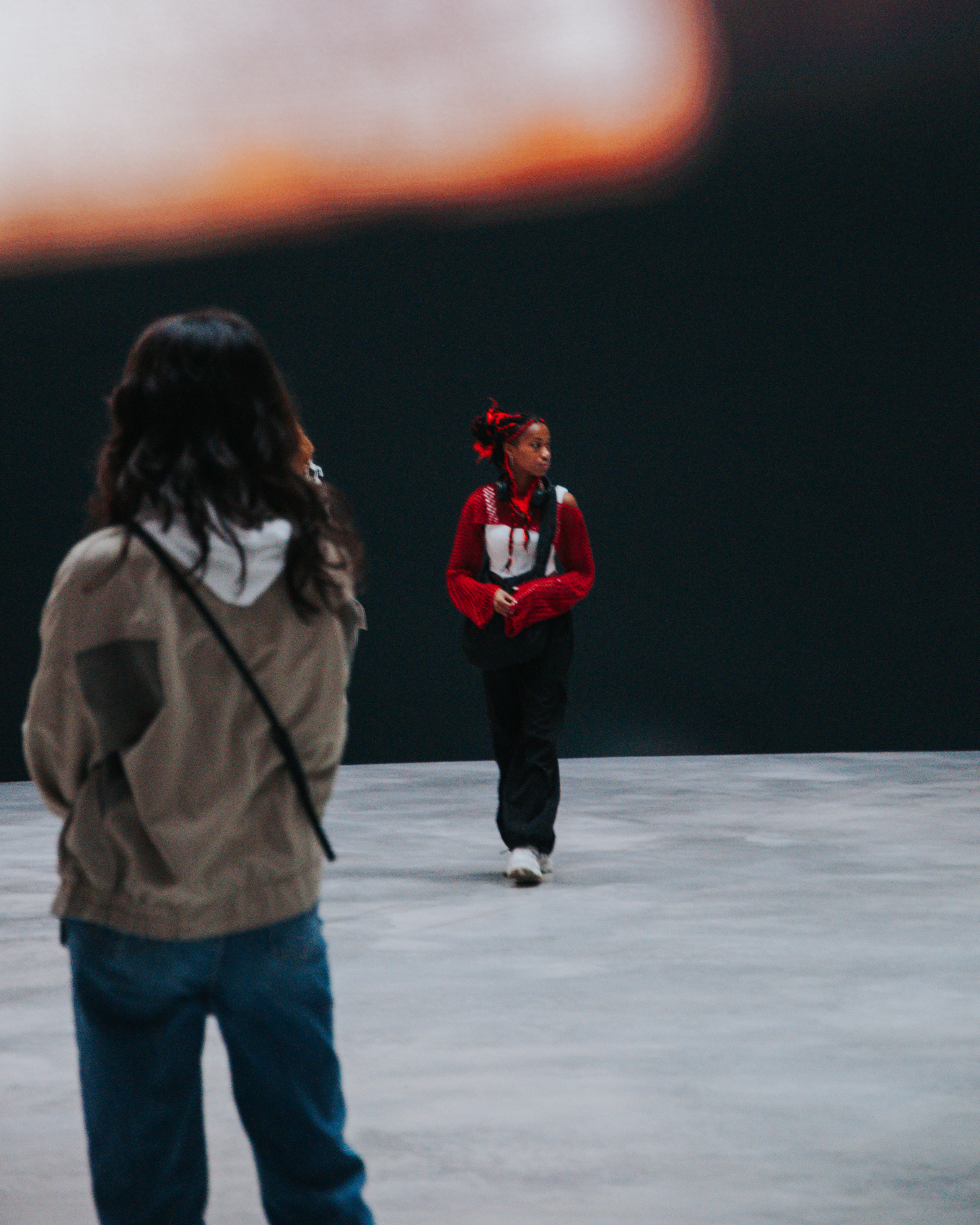 Две девушки гуляют по музею современного искусства в Париже