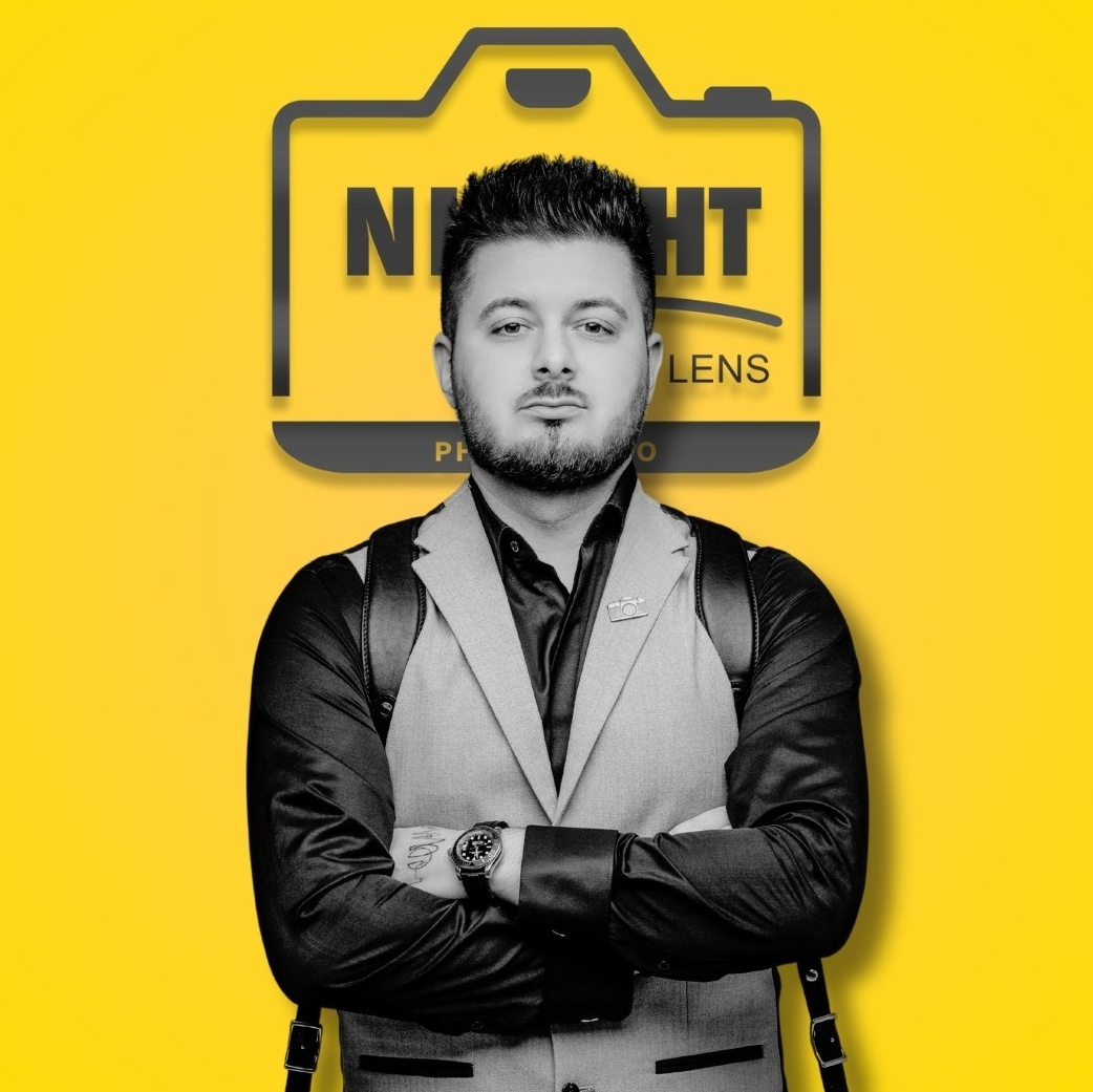 Portret profesional al unui bărbat pe fundal galben cu logo, expresie zâmbitoare