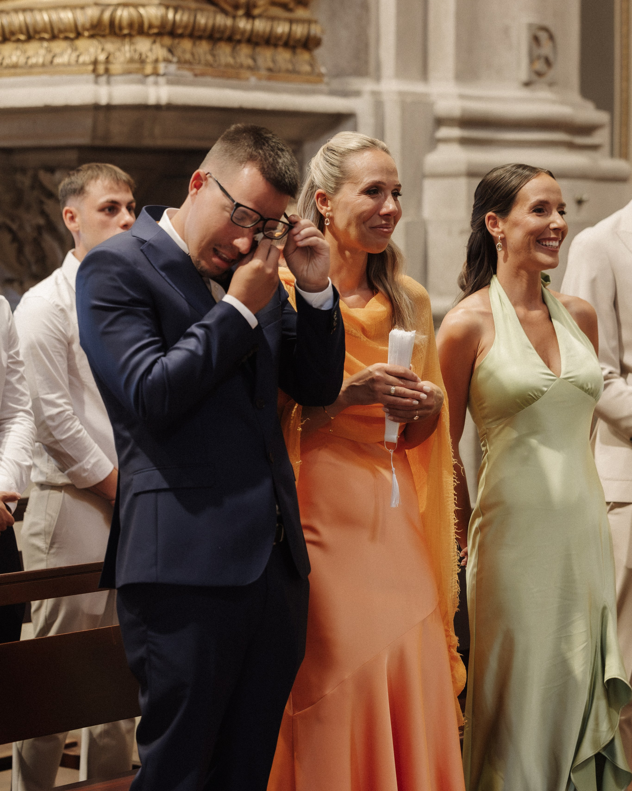 Convidado emocionado durante uma cerimónia de casamento