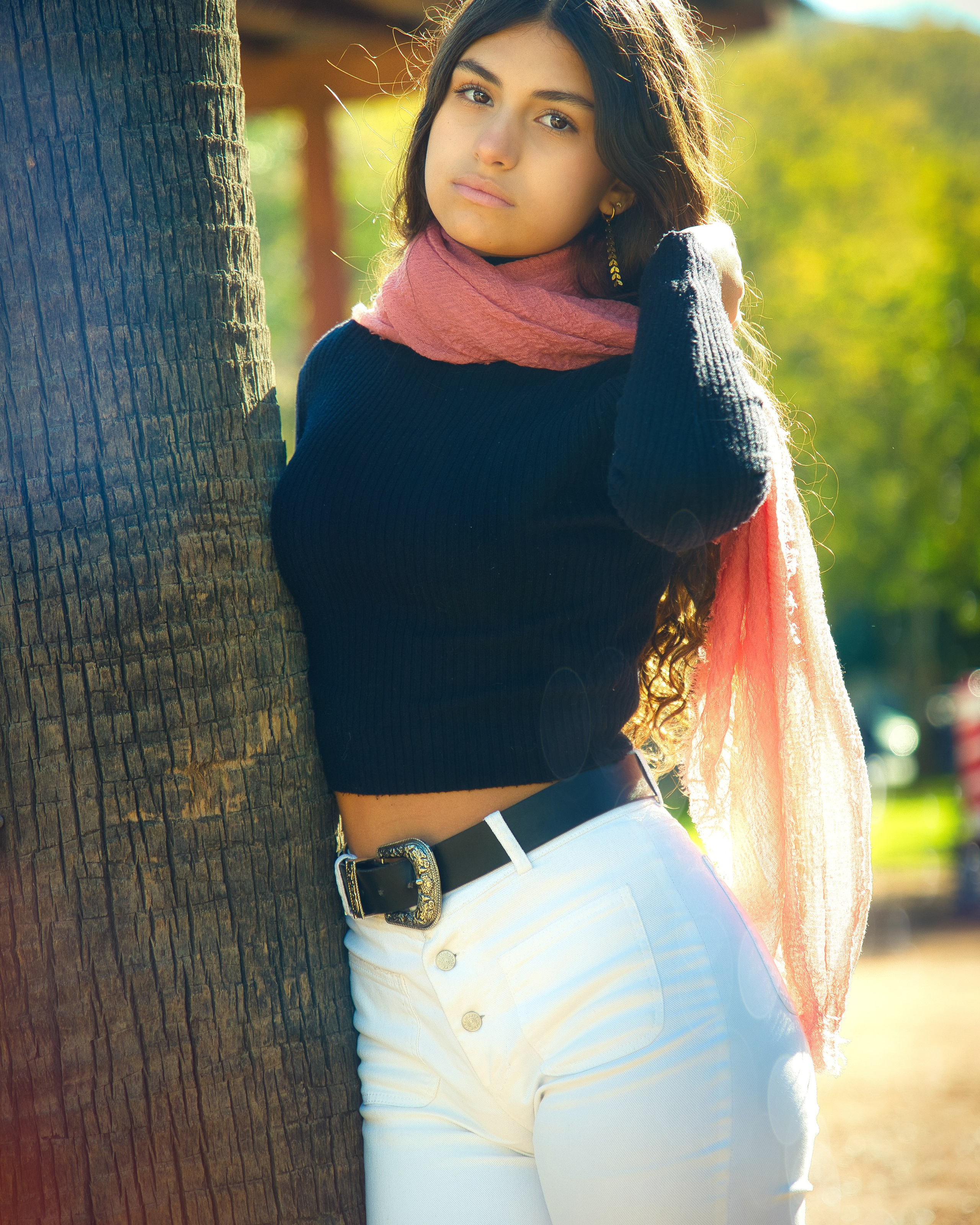 foto de mujer joven posando en la calle con iluminación de día