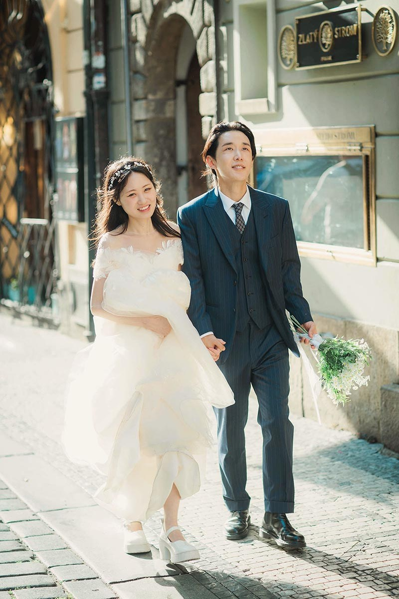 How to Have the Best Asian-Style Sunrise Engagement Session in Prague
