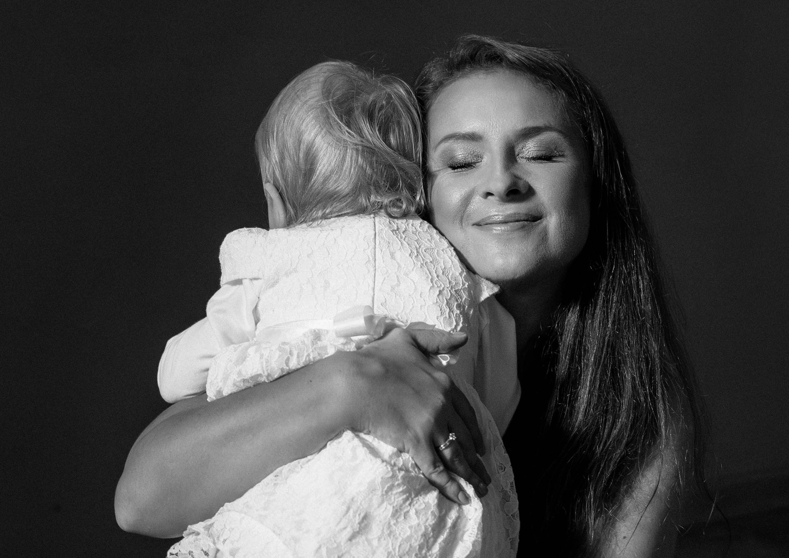 Šeimos fotosesija Vilniuje — namie, gamtoje, studijoje. Framed by Evelina | Vestuvių fotografė